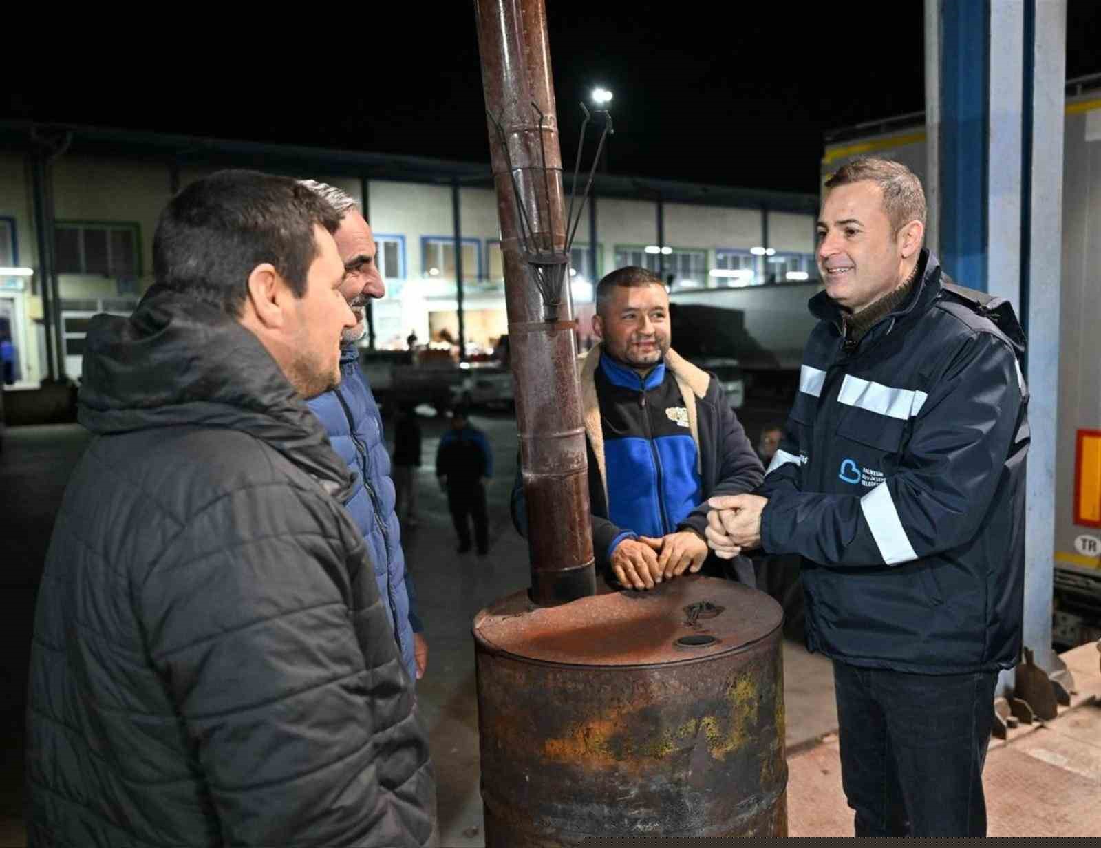 Başkan Ahmet Akın, sahurunu hal esnafıyla birlikte yaptı
Başkan Ahmet Akın, sahurunu hal esnafıyla birlikte yaptı