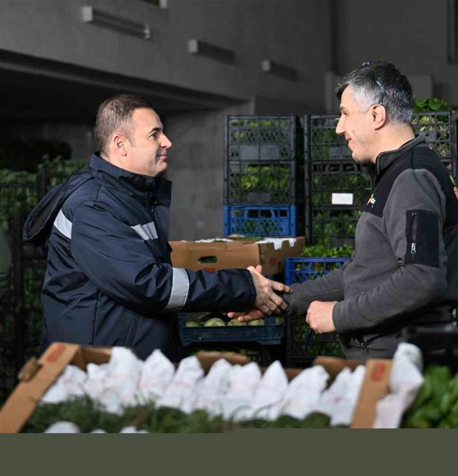 Başkan Ahmet Akın, sahurunu hal esnafıyla birlikte yaptı
Başkan Ahmet Akın, sahurunu hal esnafıyla birlikte yaptı