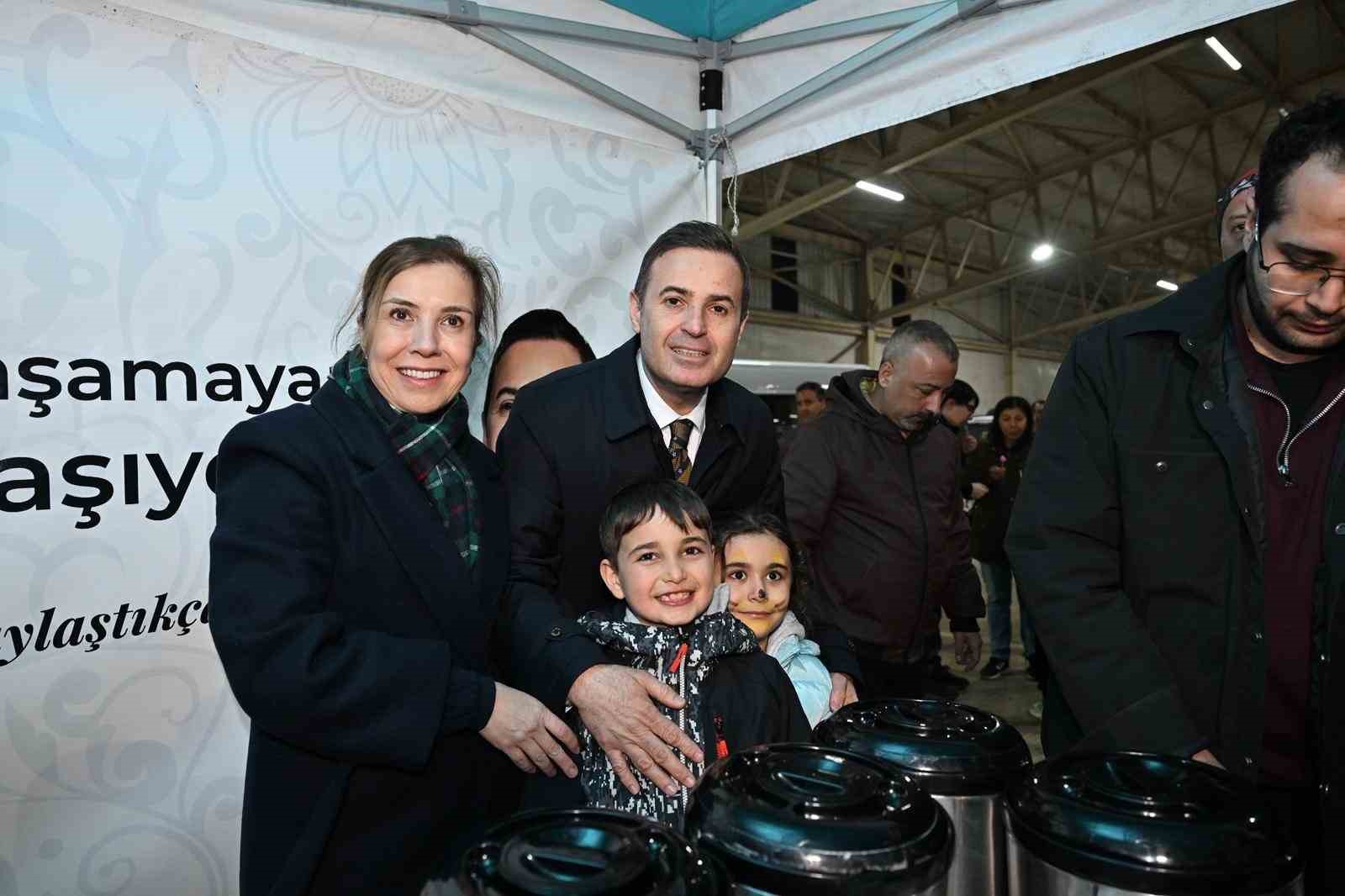 Başkan Ahmet Akın Susurluklu hemşehrileriyle aynı sofrada buluştu
