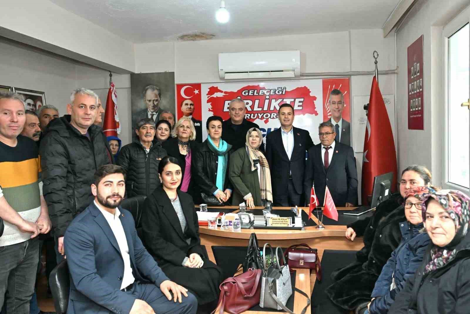 Başkan Ahmet Akın’dan Savaştepe’ye çıkarma
Başkan Ahmet Akın’dan Savaştepe’ye çıkarma