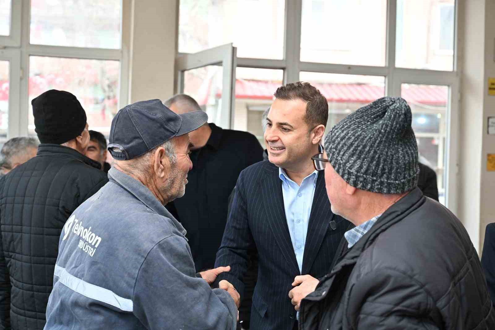 Başkan Ahmet Akın’dan Savaştepe’ye çıkarma
Başkan Ahmet Akın’dan Savaştepe’ye çıkarma