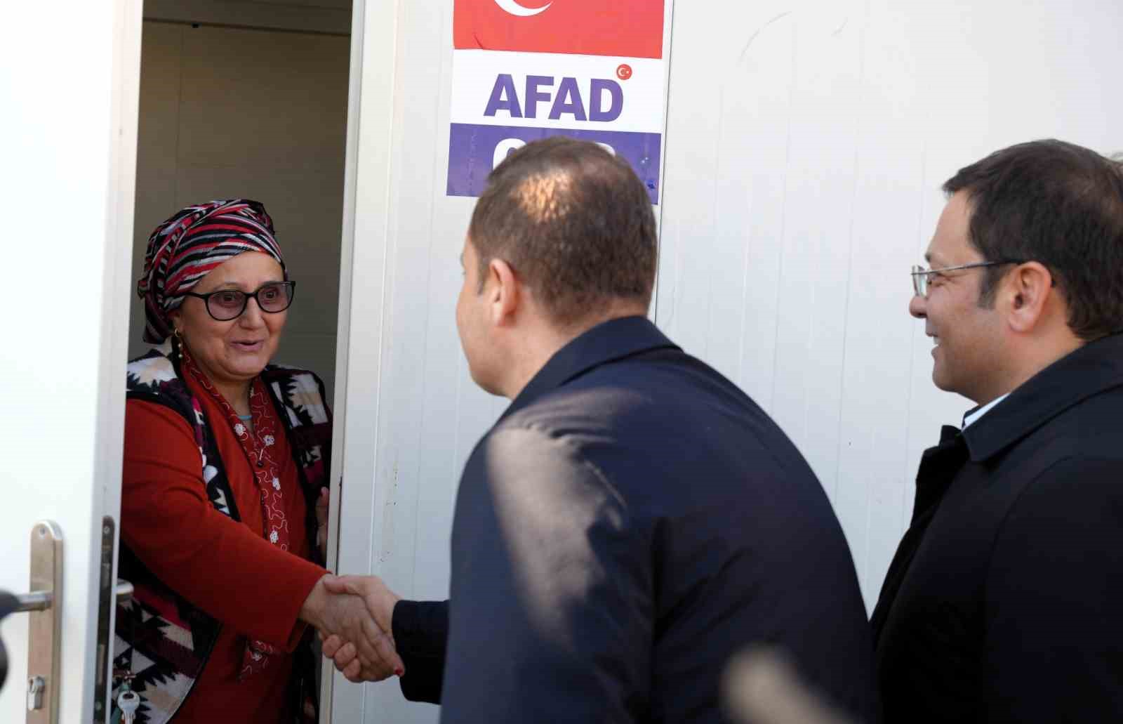 Başkan Akın depremzedeleri ziyaret etti
