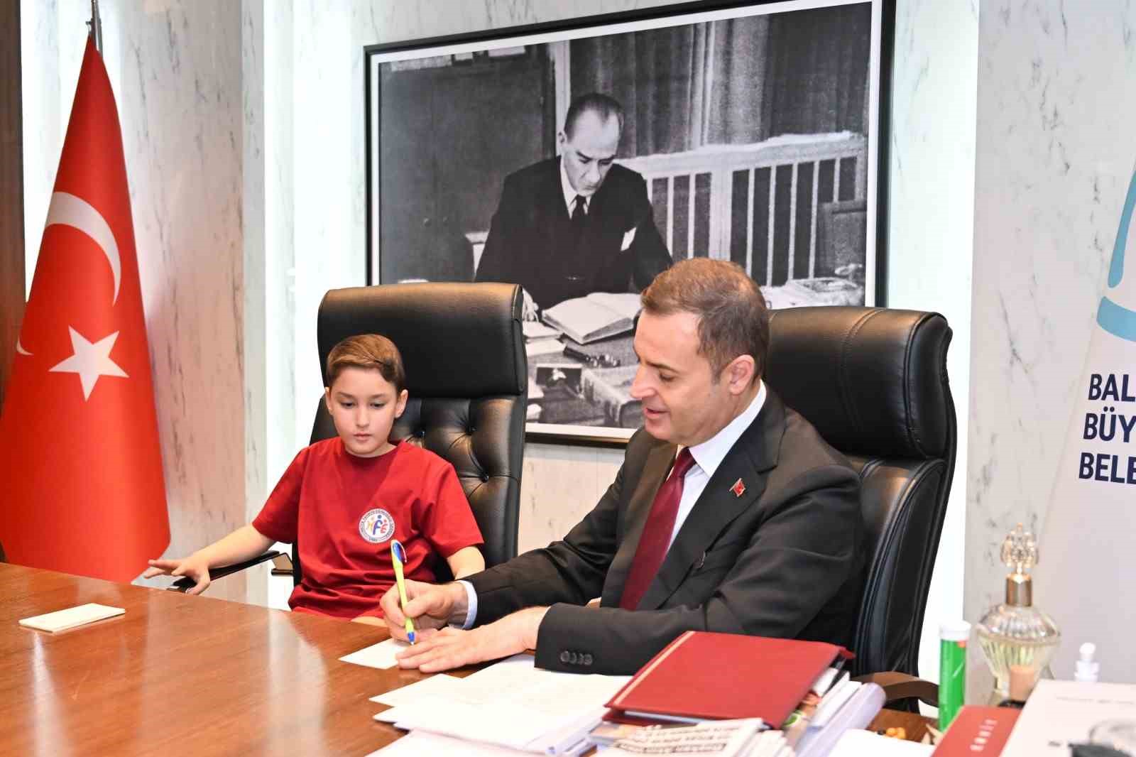 Başkan Akın, makamını çocuklara devretti
