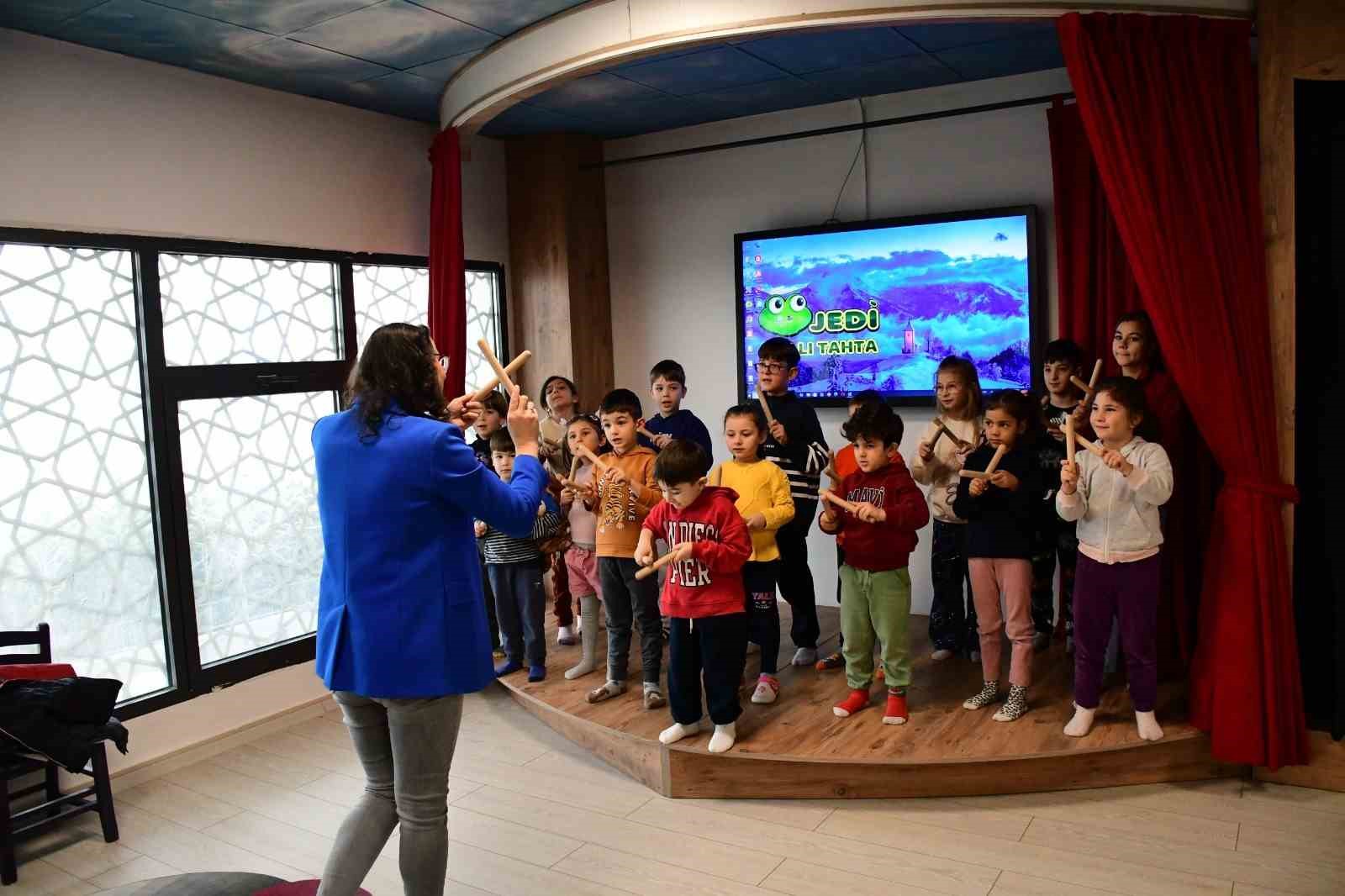 Başkan Akın öğrencileri unutmadı, yarıyıl etkinlikleri yüzleri güldürdü
Başkan Akın öğrencileri unutmadı, yarıyıl etkinlikleri yüzleri güldürdü