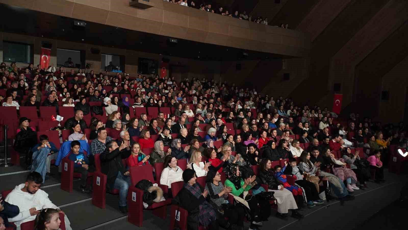 Başkan Akın öğrencileri unutmadı, yarıyıl etkinlikleri yüzleri güldürdü
Başkan Akın öğrencileri unutmadı, yarıyıl etkinlikleri yüzleri güldürdü