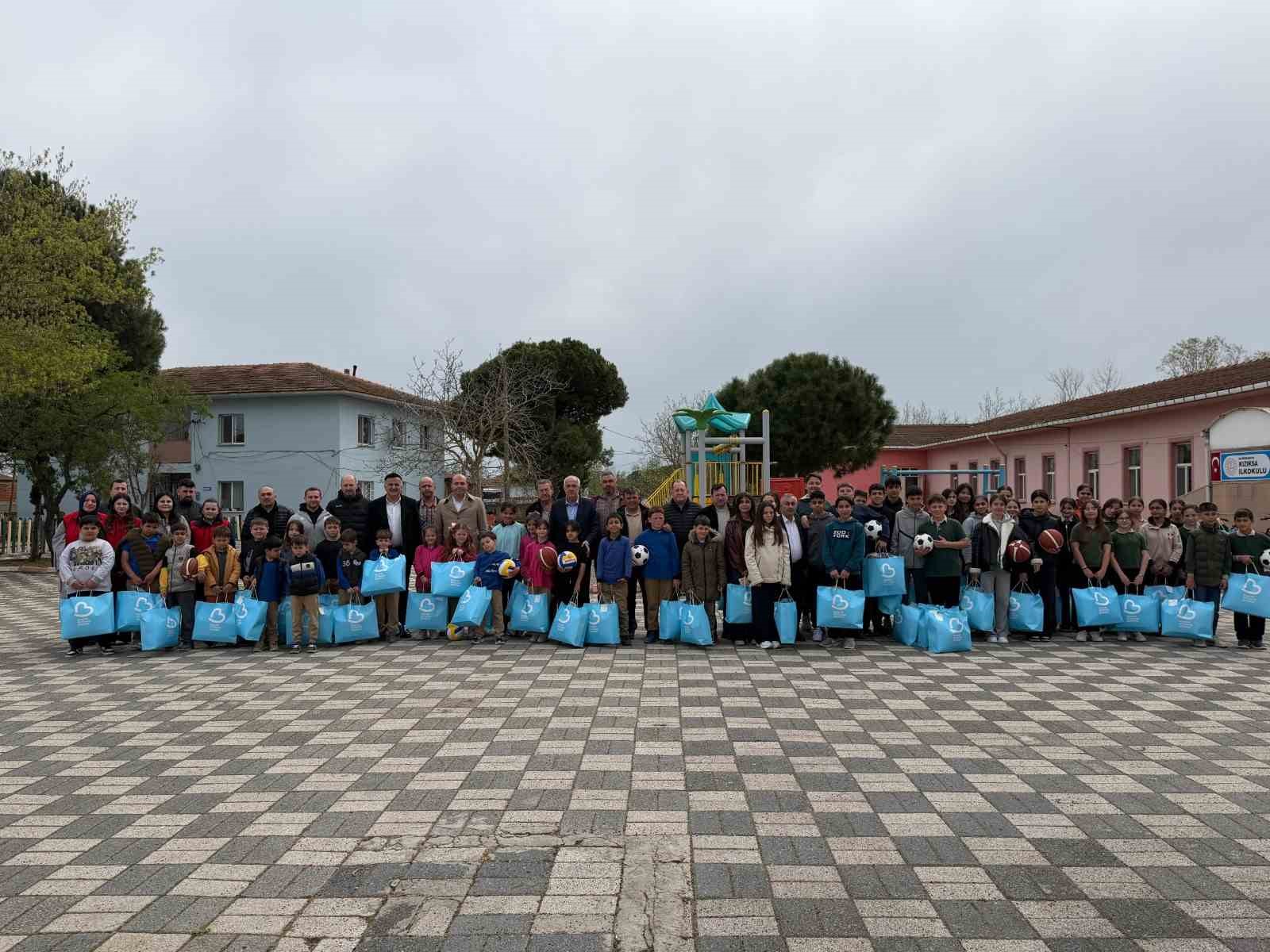 Başkan Akın’dan kırsaldaki çocuklara 23 Nisan hediyesi
