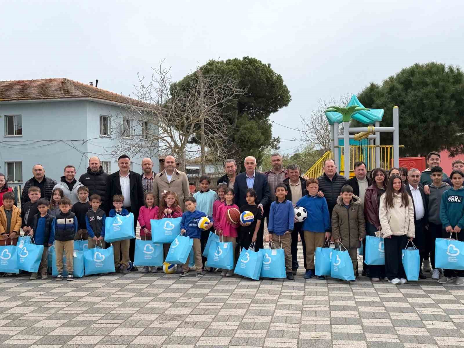 Başkan Akın’dan kırsaldaki çocuklara 23 Nisan hediyesi
