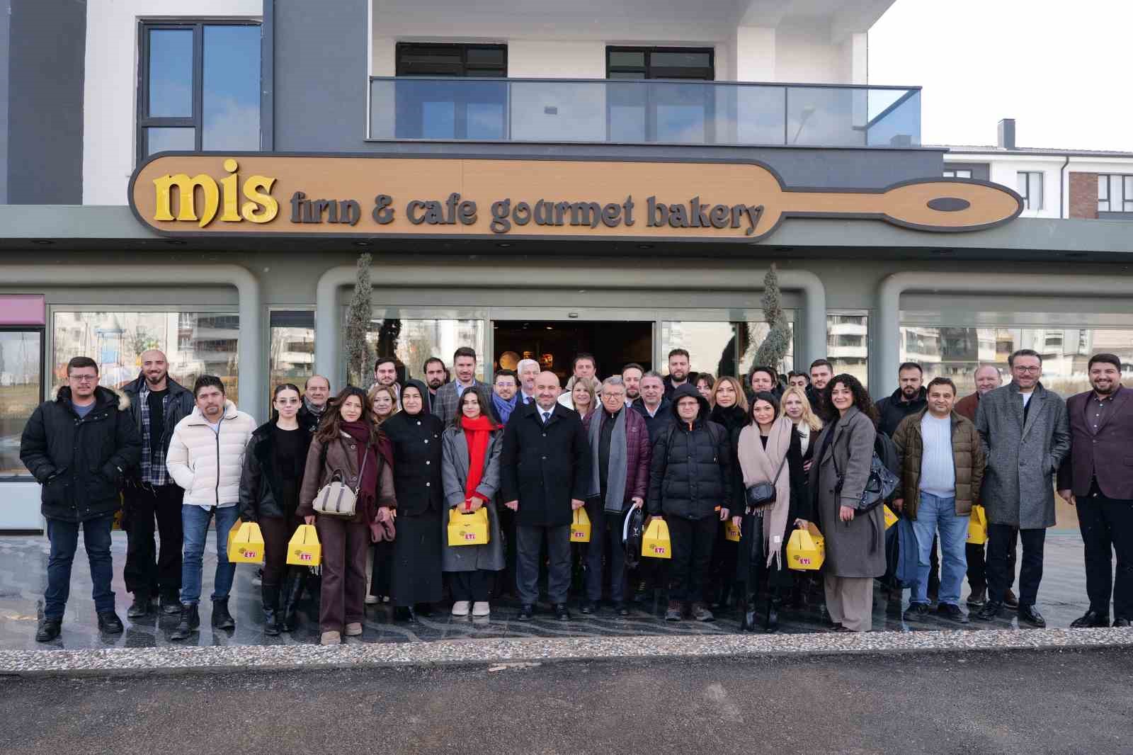 Başkan Albayrak gazetecilerle bir araya geldi
Başkan Albayrak gazetecilerle bir araya geldi