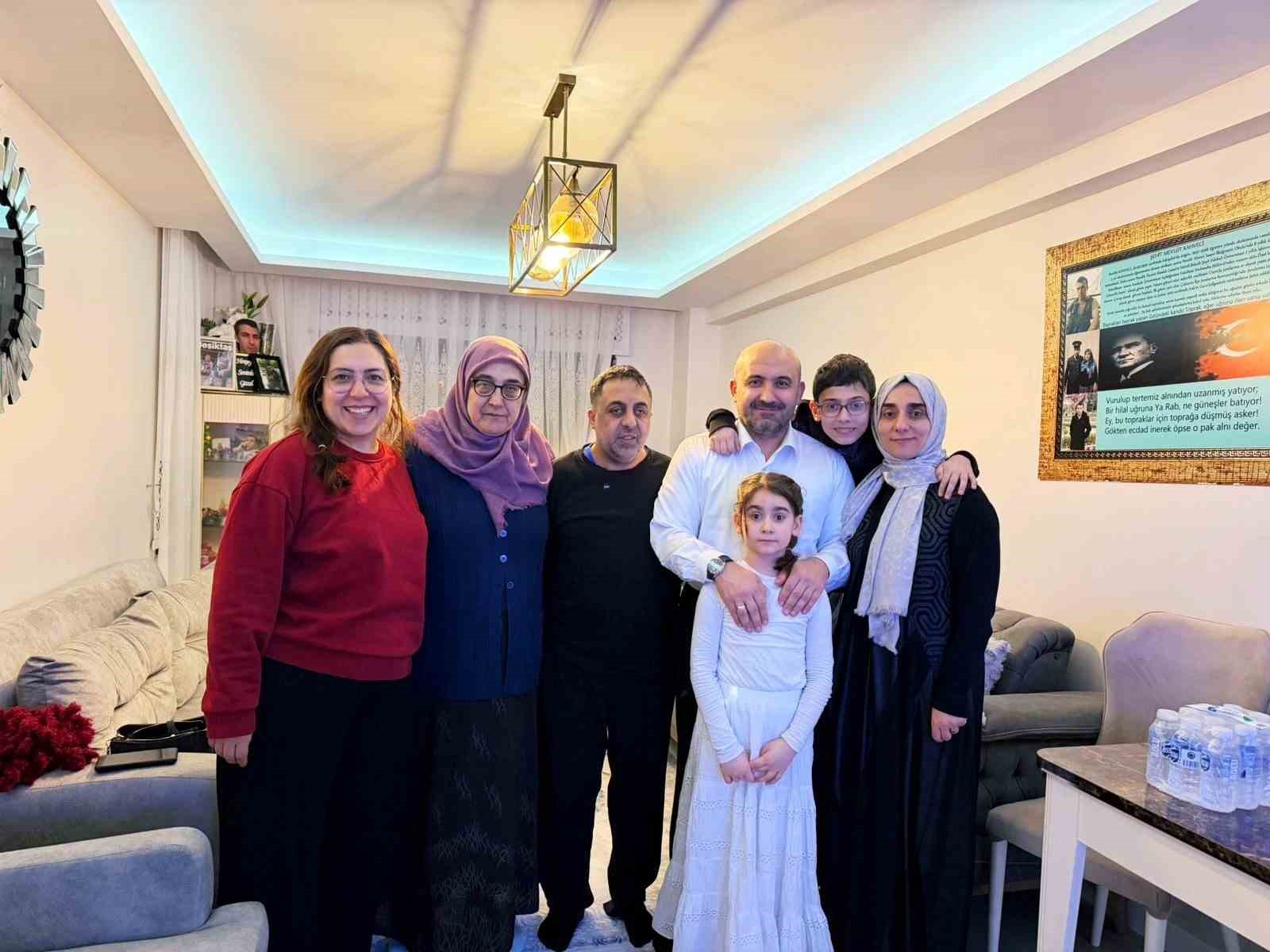 Başkan Albayrak ve ailesi, iftarda şehit evine konuk oldu
