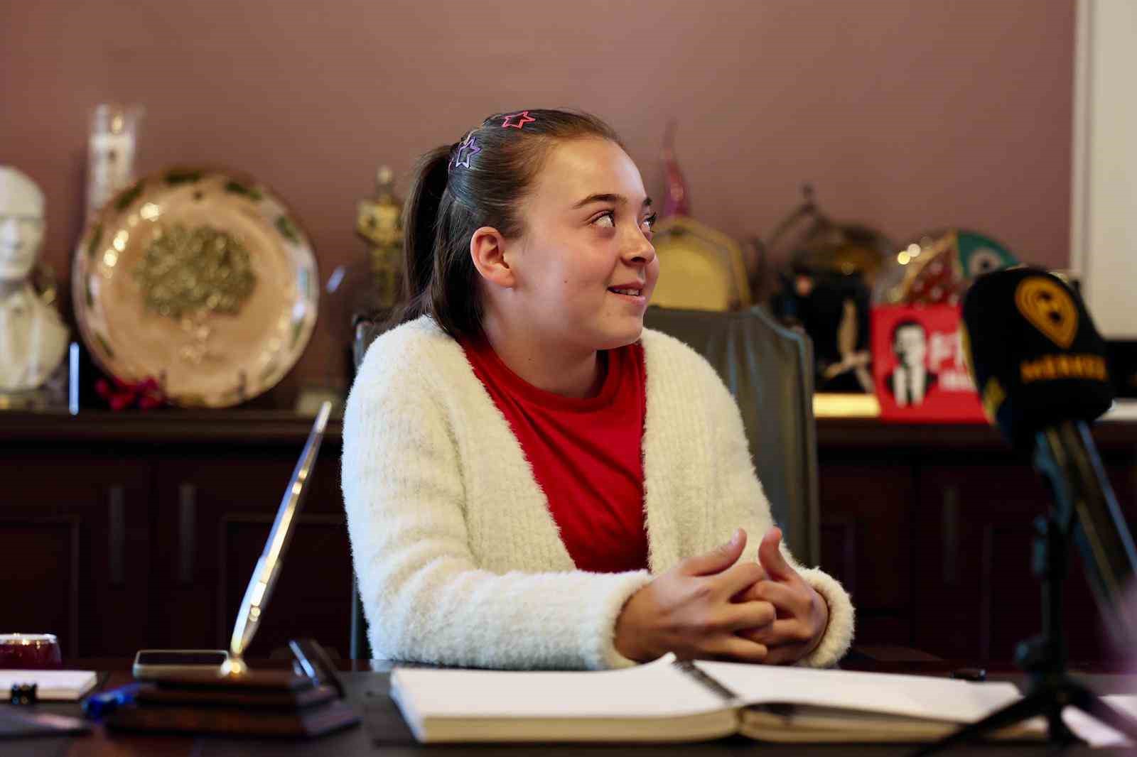 Başkan Aras, koltuğunu minik Azra’ya devretti
