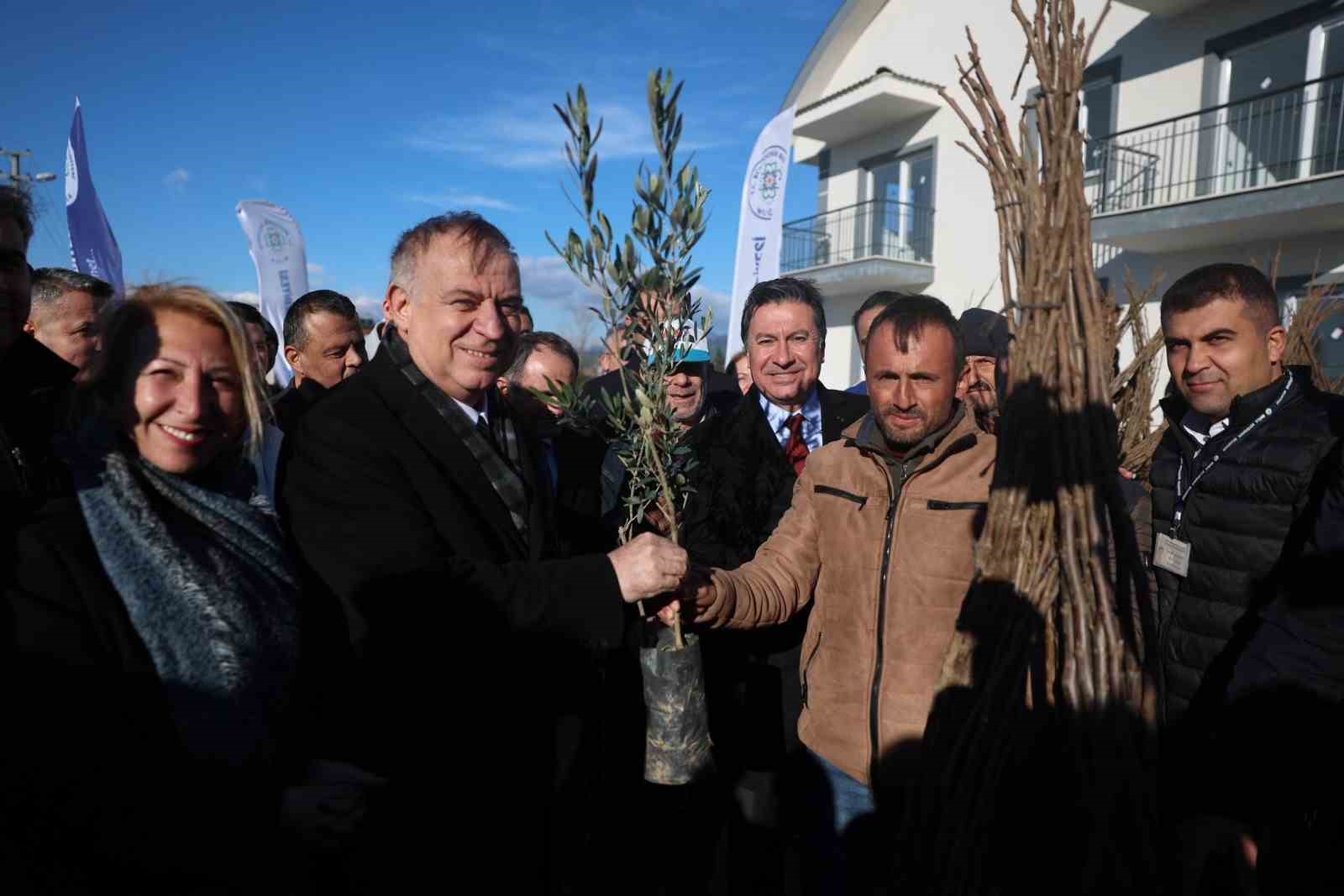 Başkan Aras: "Üreten Muğla için çalışıyoruz"
Başkan Aras: "Üreten Muğla için çalışıyoruz"
