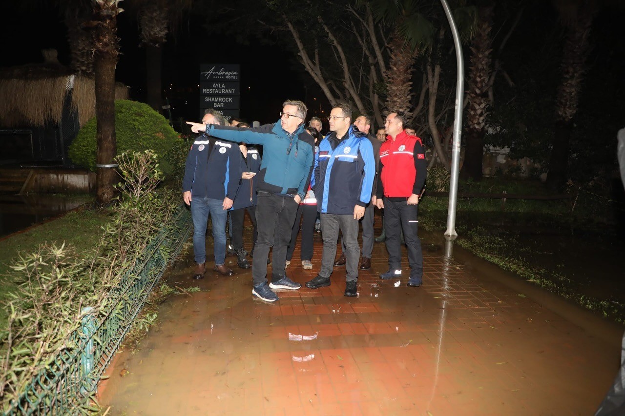 Başkan Aras, yoğun yağışlar sonrası tüm ekipleri sahaya sevk etti
