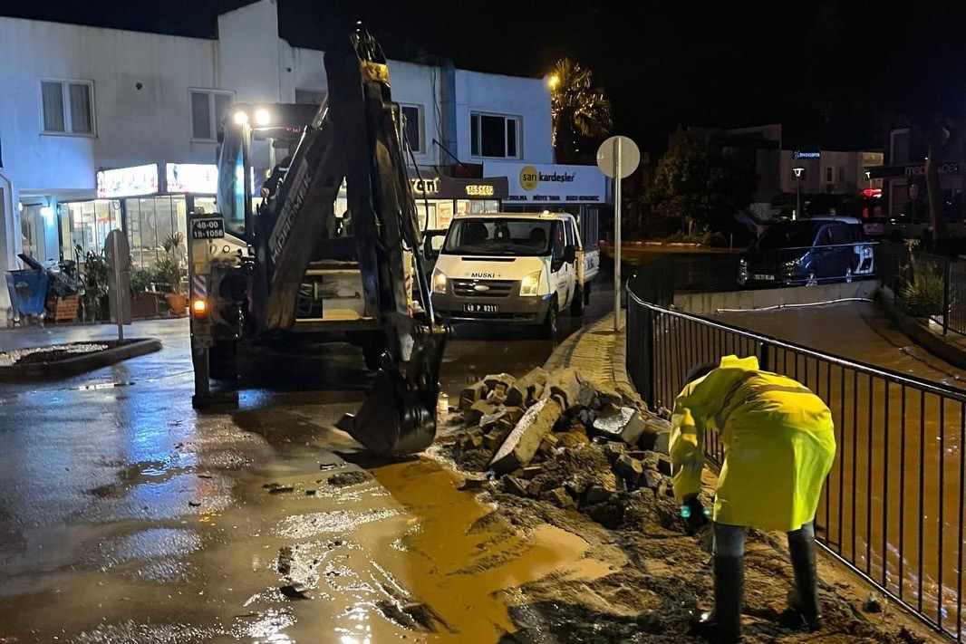 Başkan Aras, yoğun yağışlar sonrası tüm ekipleri sahaya sevk etti
