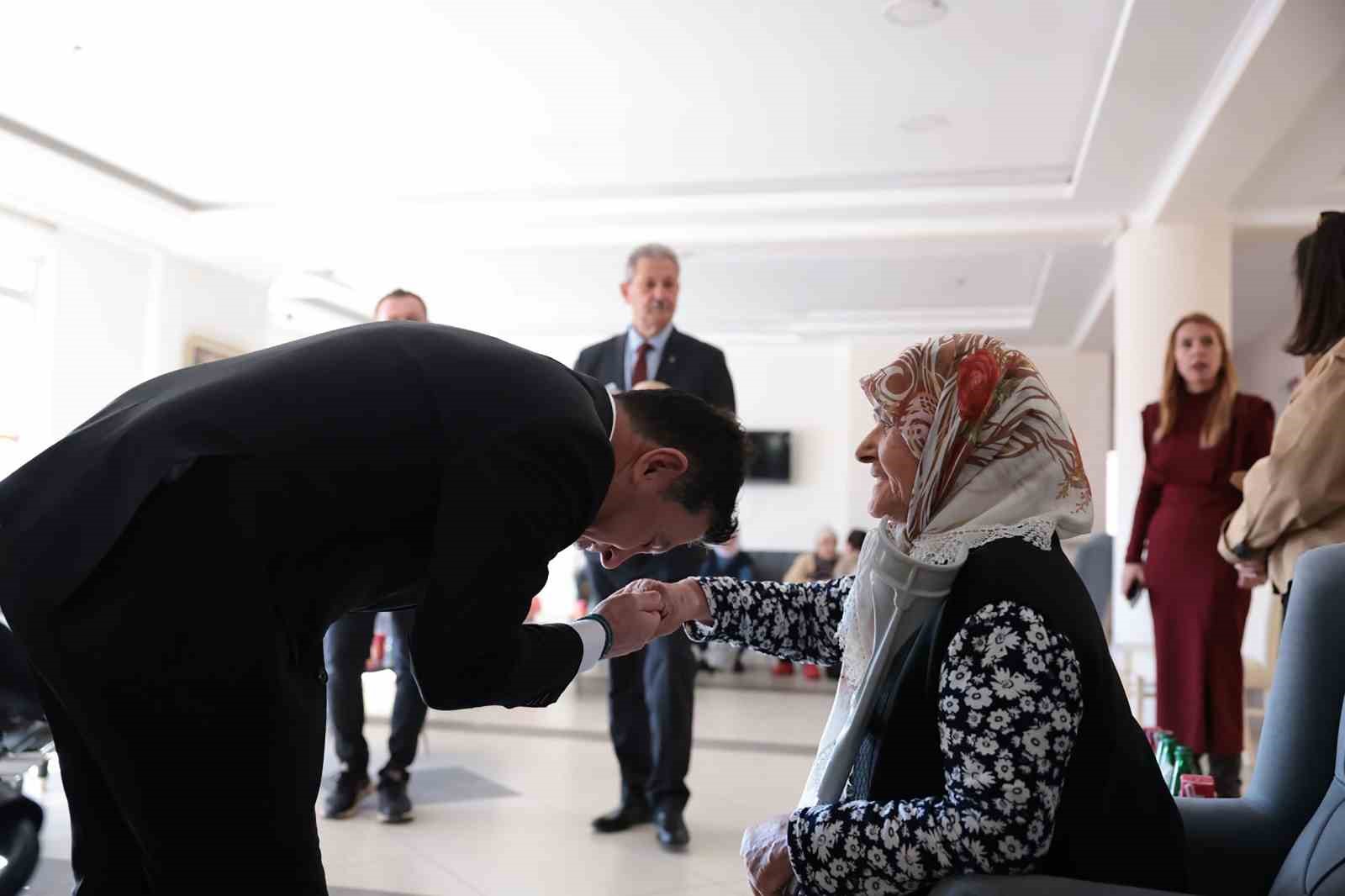 Başkan Aras’tan Yaşamevi’ni mutlu eden ziyaret
