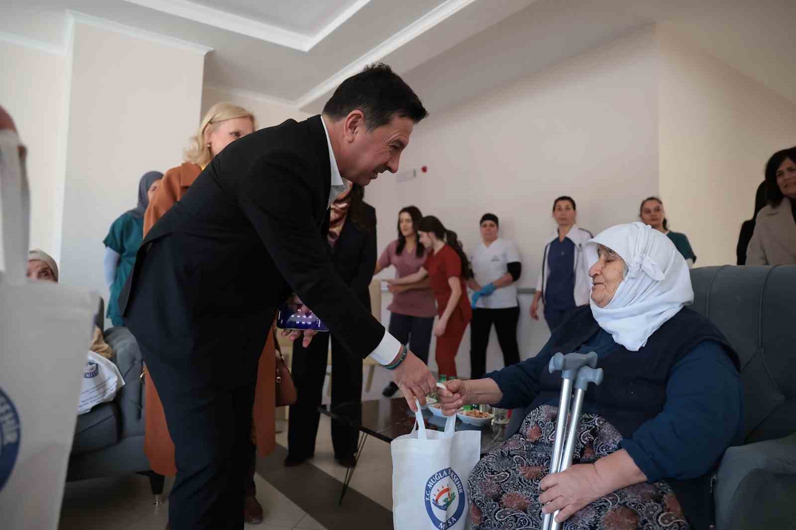 Başkan Aras’tan Yaşamevi’ni mutlu eden ziyaret
