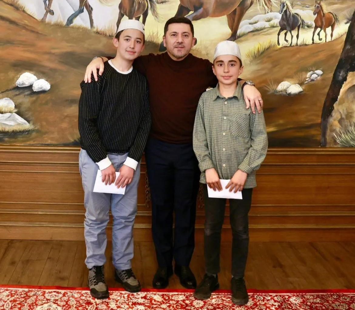 Başkan Arı, hafızlık öğrencilerini makamında ağırladı
