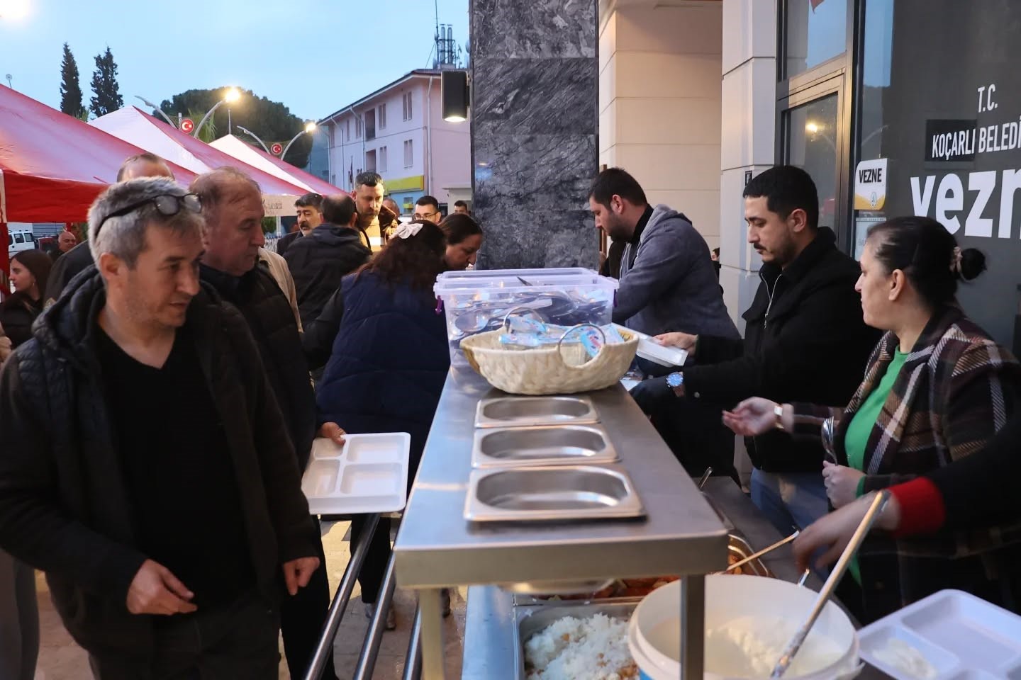 Başkan Arıcı’dan çocuklara iftar sürprizi
