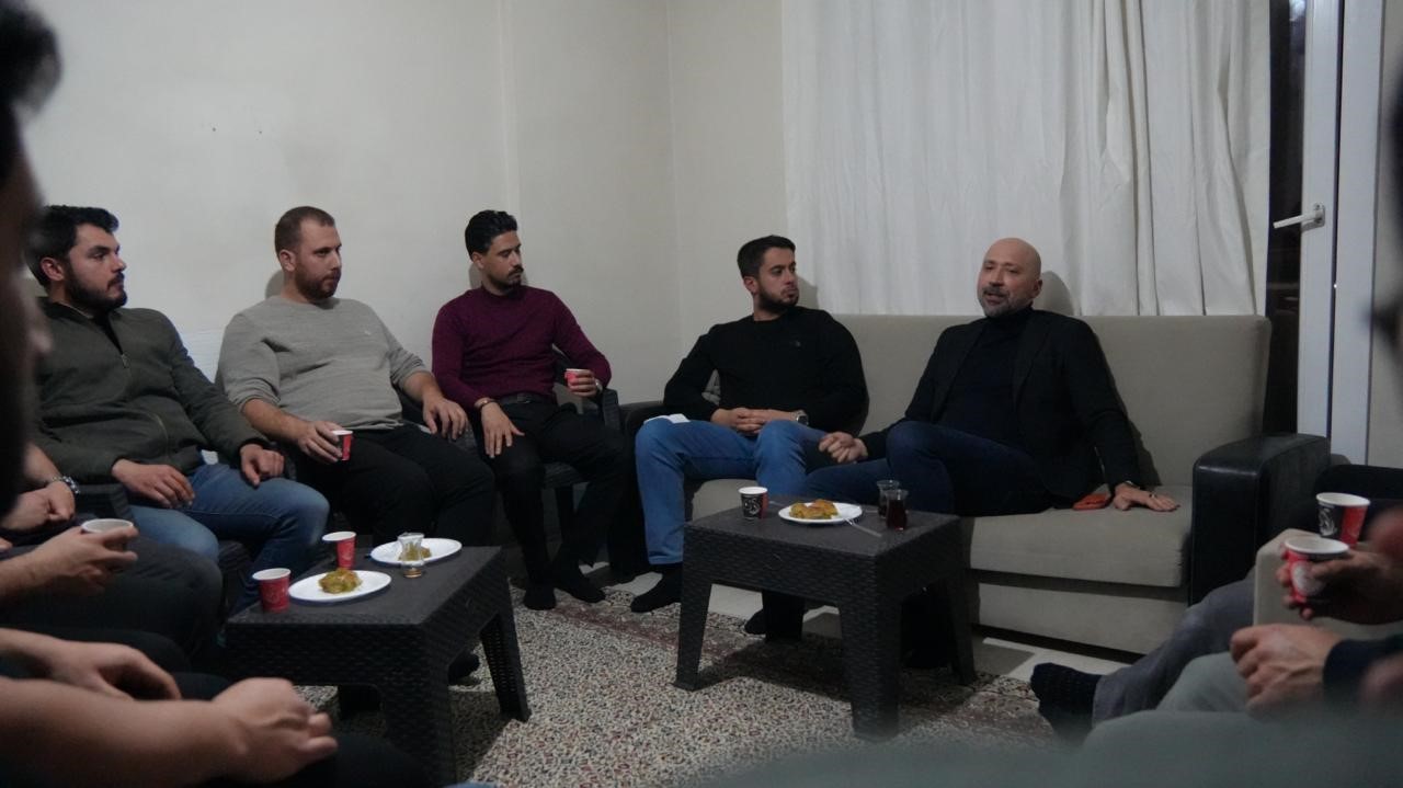 Başkan Arıkan sahurda gençlerle buluştu, kendi elleriyle menemen yaptı
