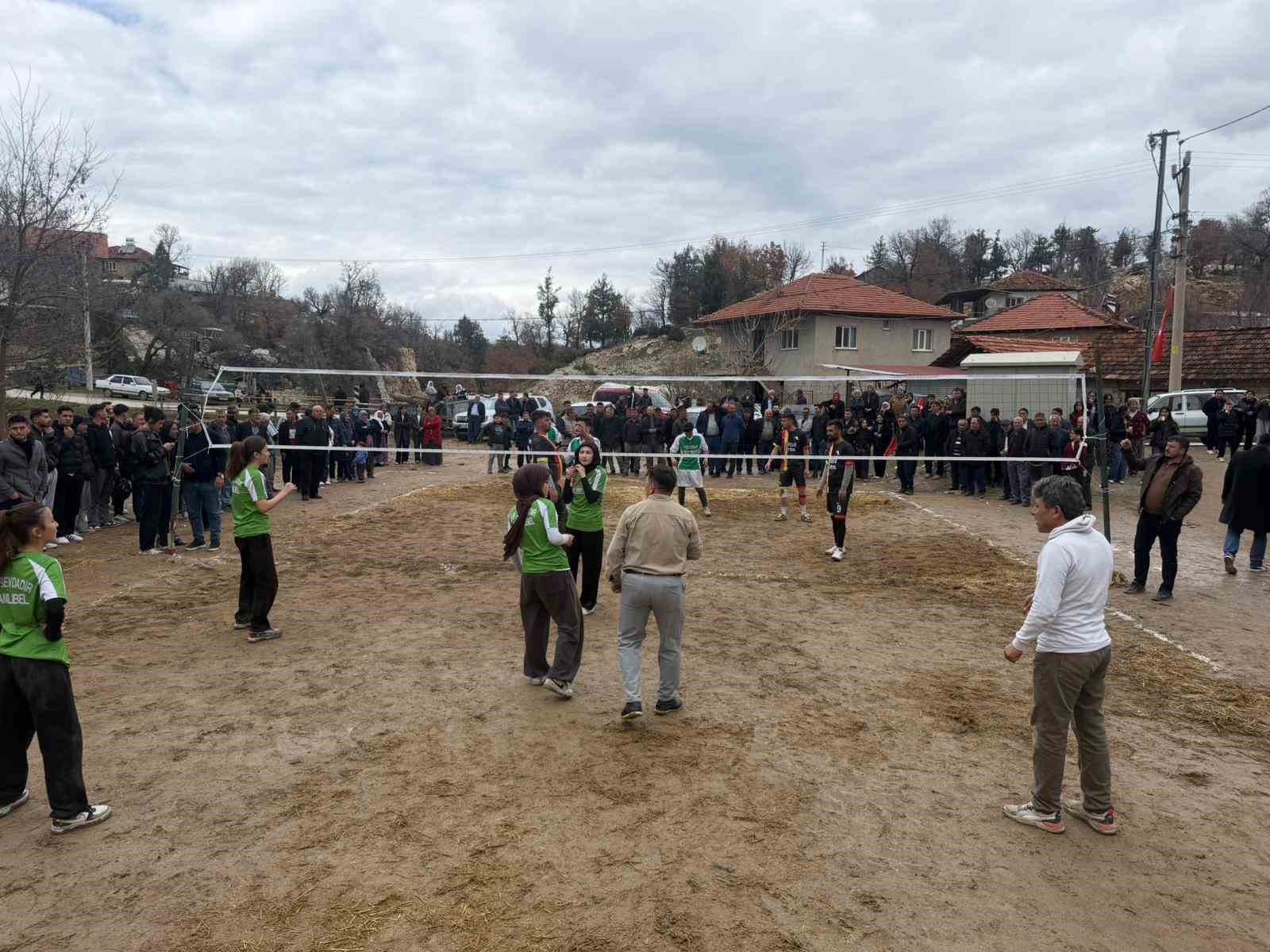 Başkan Arslan, Çamlıbel’de Voleybol Turnuvasına katıldı
