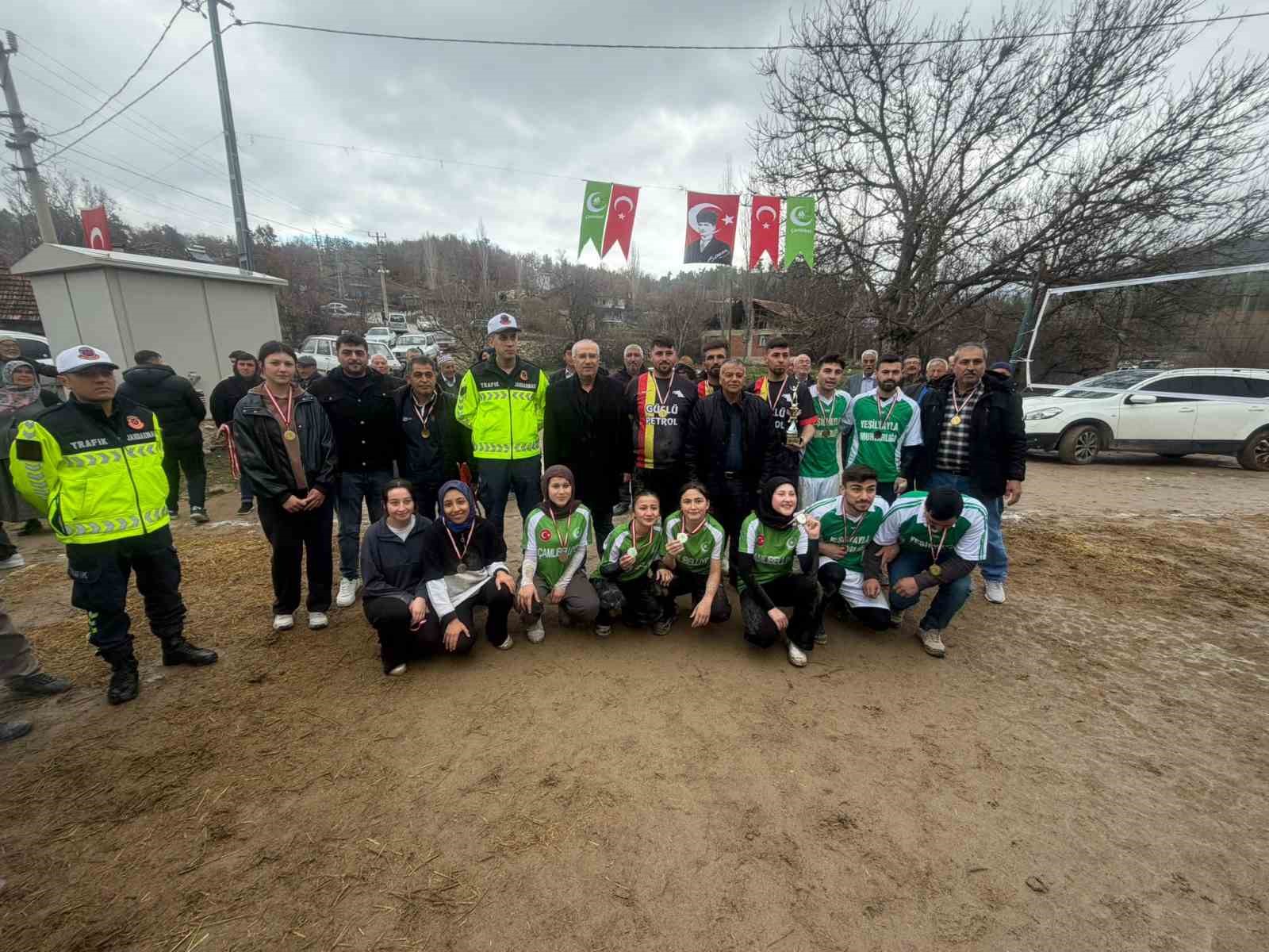 Başkan Arslan, Çamlıbel’de Voleybol Turnuvasına katıldı
