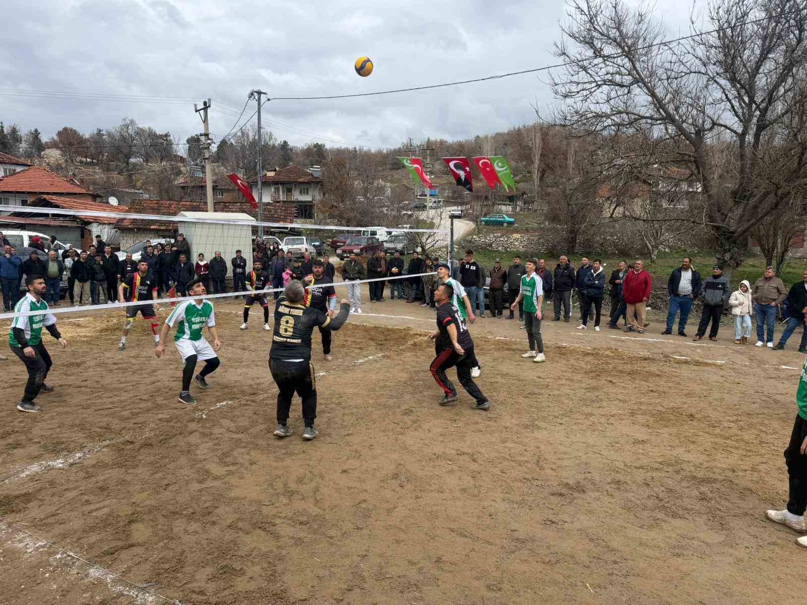 Başkan Arslan, Çamlıbel’de Voleybol Turnuvasına katıldı
