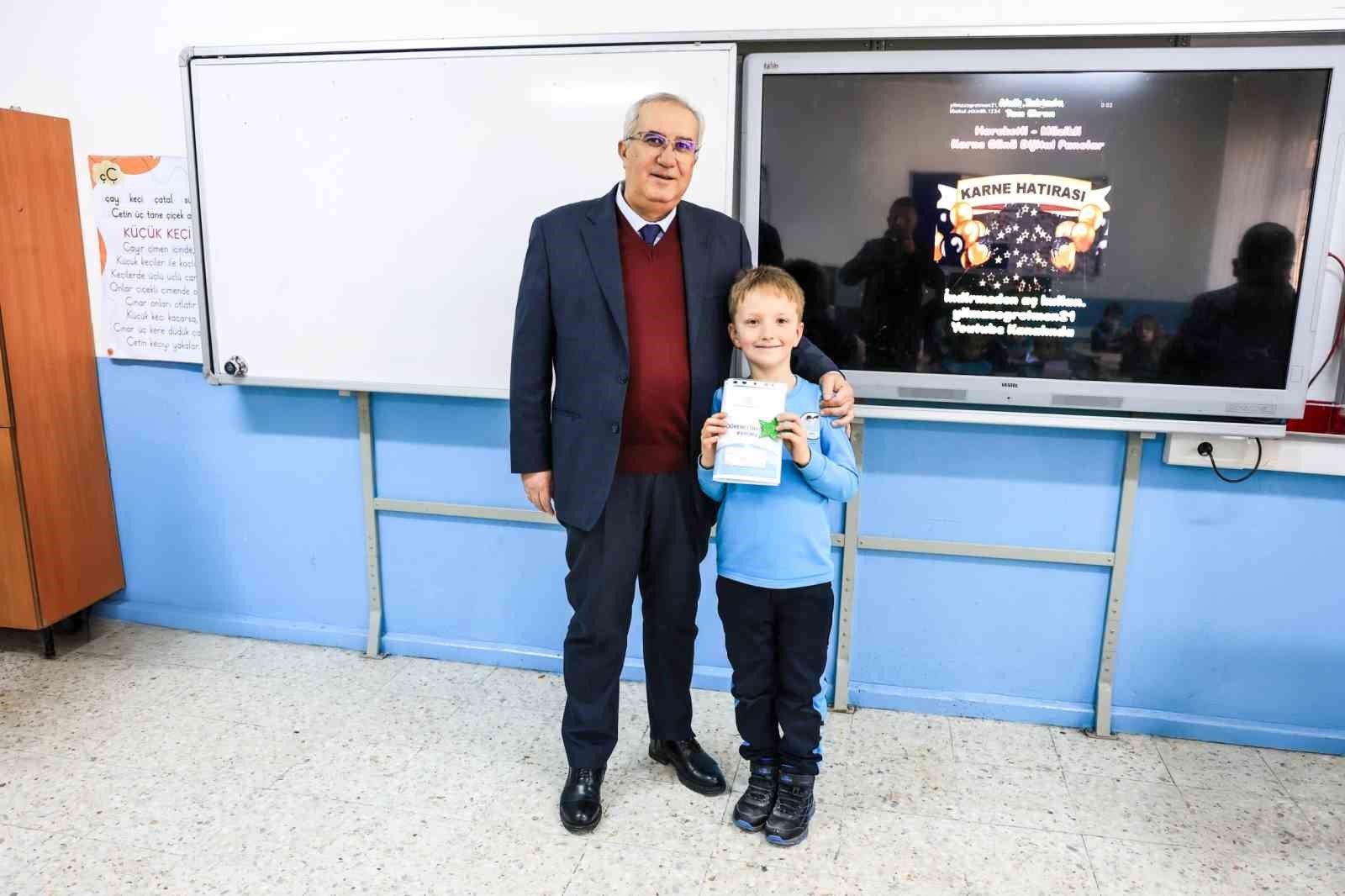 Başkan Arslan öğrencilerin karne sevincine ortak oldu
