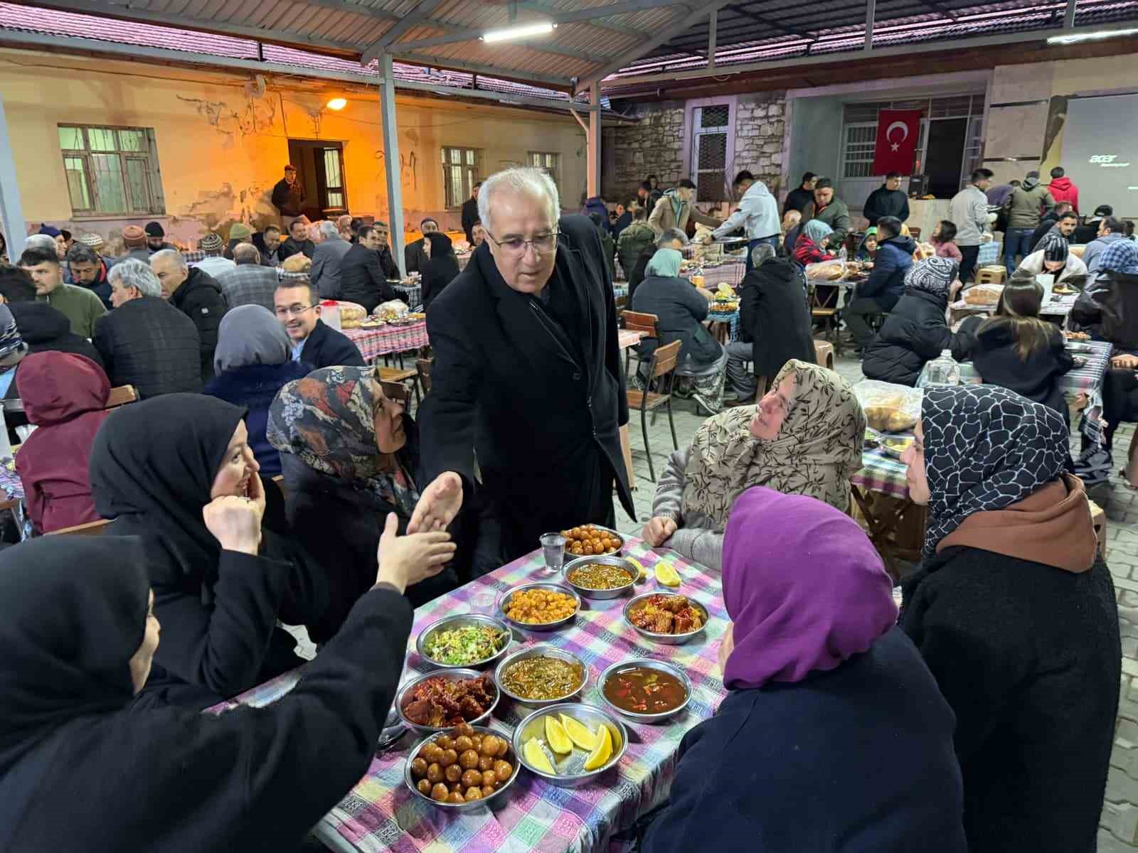 Başkan Arslan son iftarda Çamlıbel gençlerinin gönül sofrasına konuk oldu
