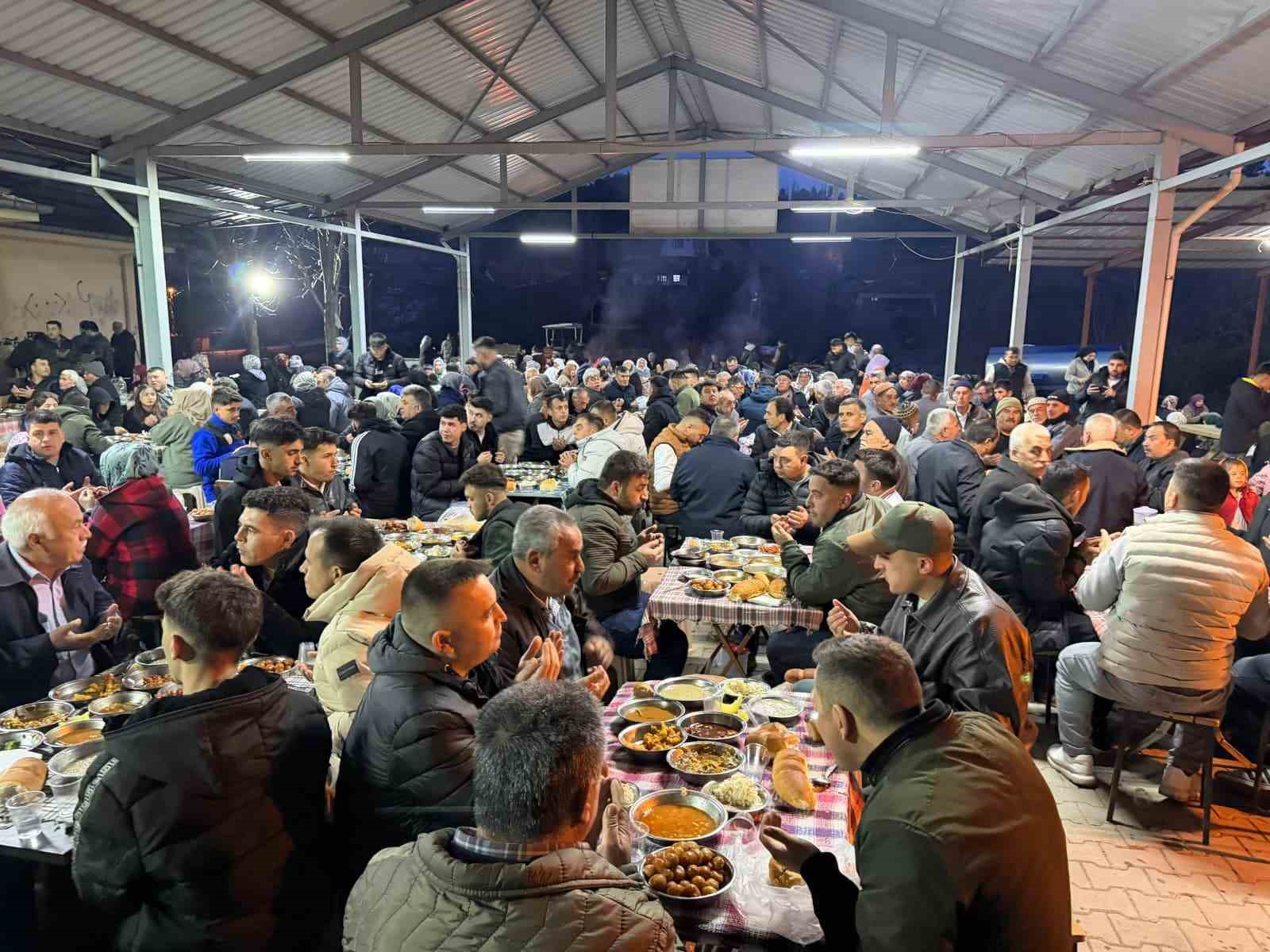 Başkan Arslan son iftarda Çamlıbel gençlerinin gönül sofrasına konuk oldu
