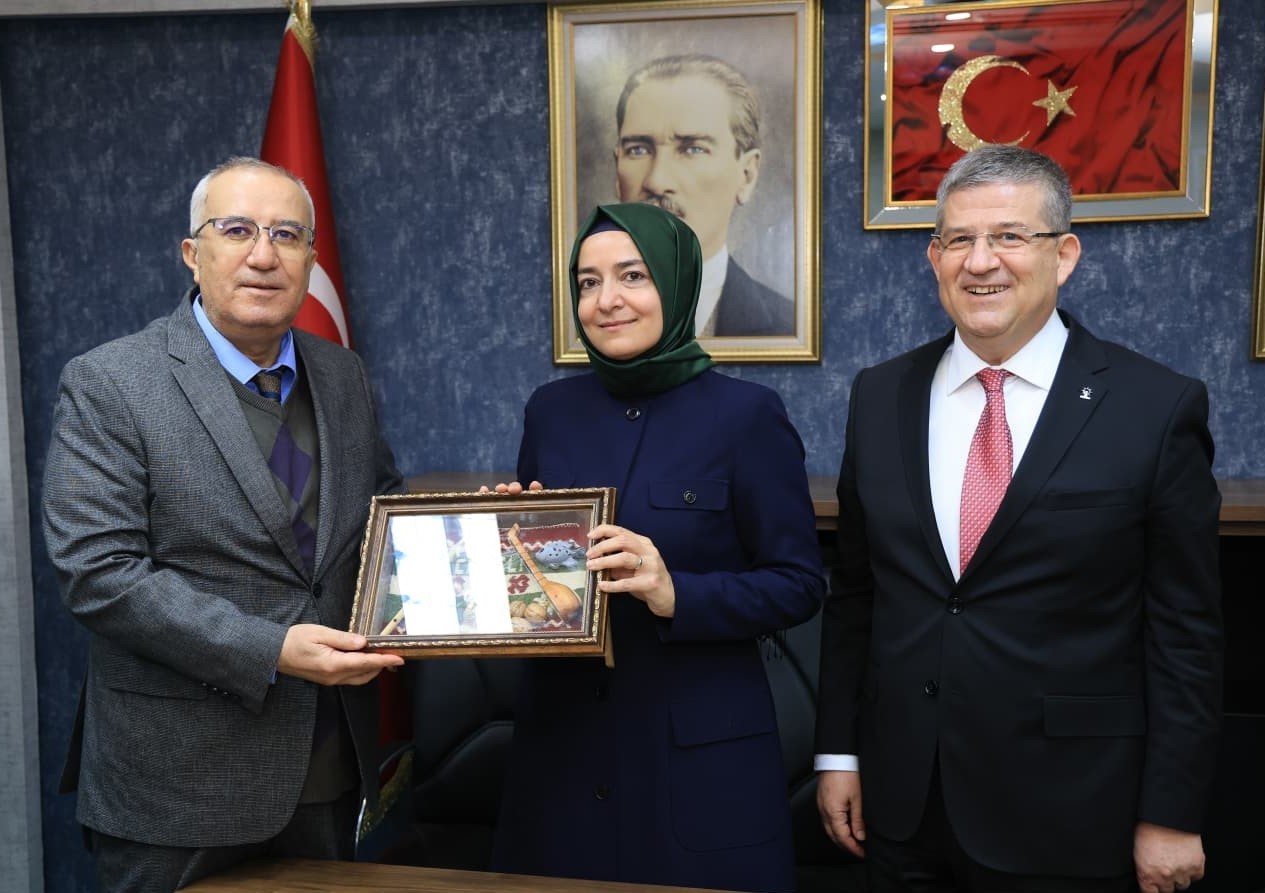 Başkan Arslan’dan AK Parti Genel Başkan Yardımcısı Kaya’ya anlamlı hediye
