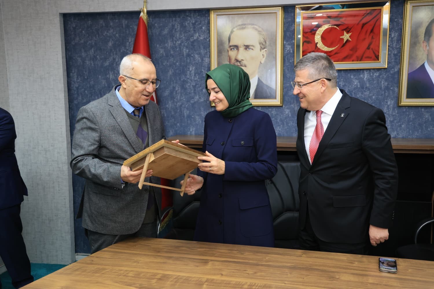 Başkan Arslan’dan AK Parti Genel Başkan Yardımcısı Kaya’ya anlamlı hediye
