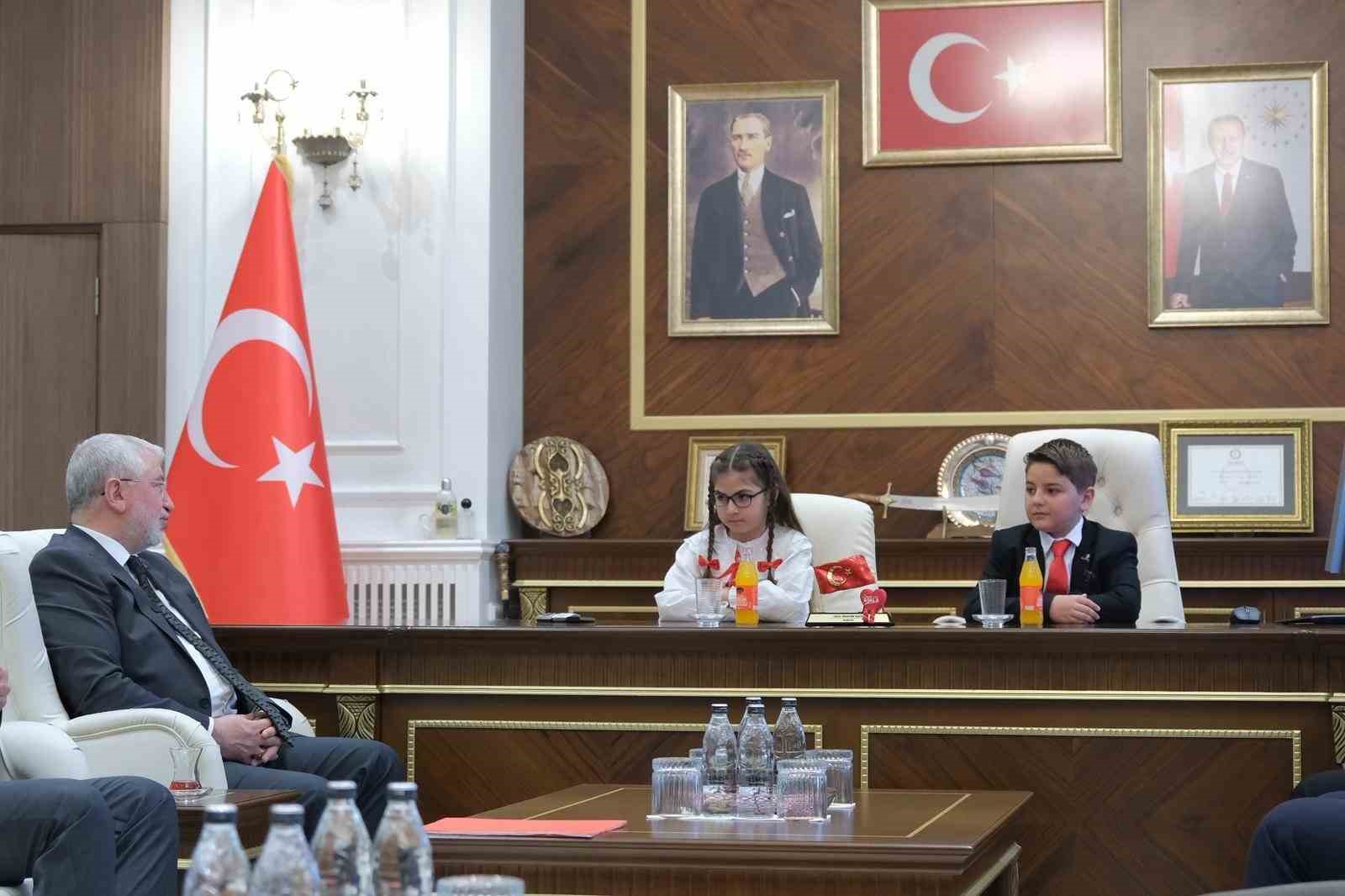 Başkan Aşgın koltuğu çocuklara emanet etti
