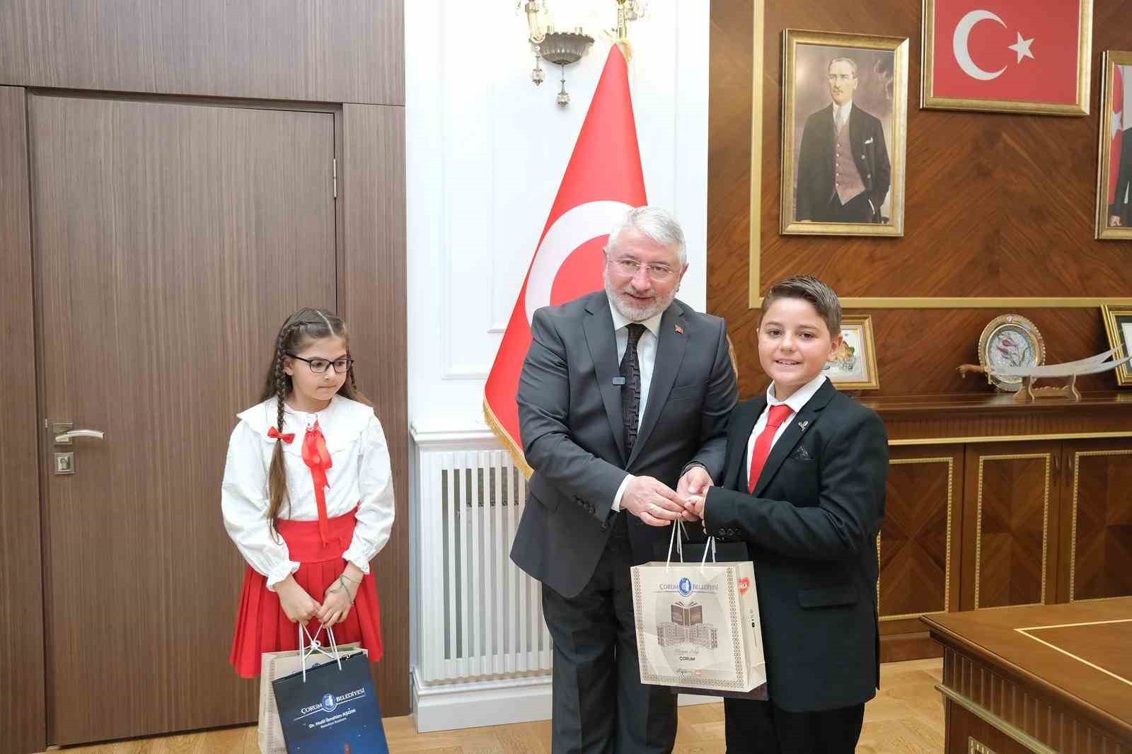 Başkan Aşgın koltuğu çocuklara emanet etti
