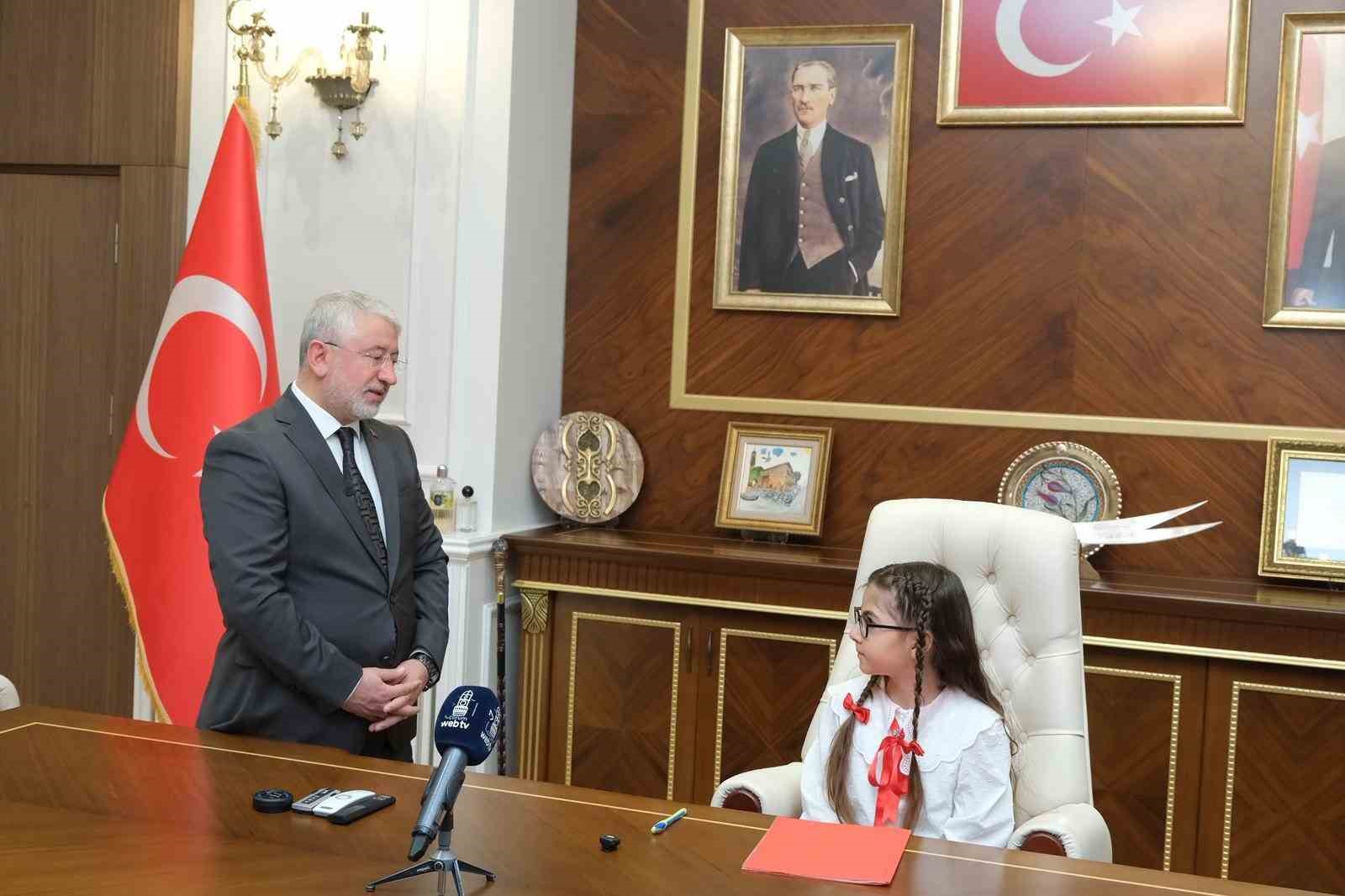 Başkan Aşgın koltuğu çocuklara emanet etti
