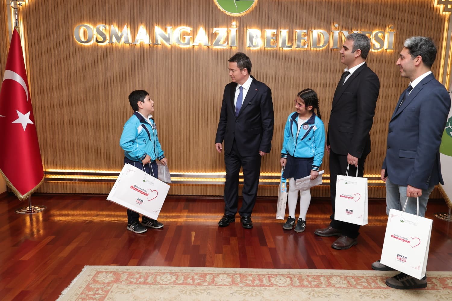 Başkan Aydın koltuğu çocuklara bıraktı
