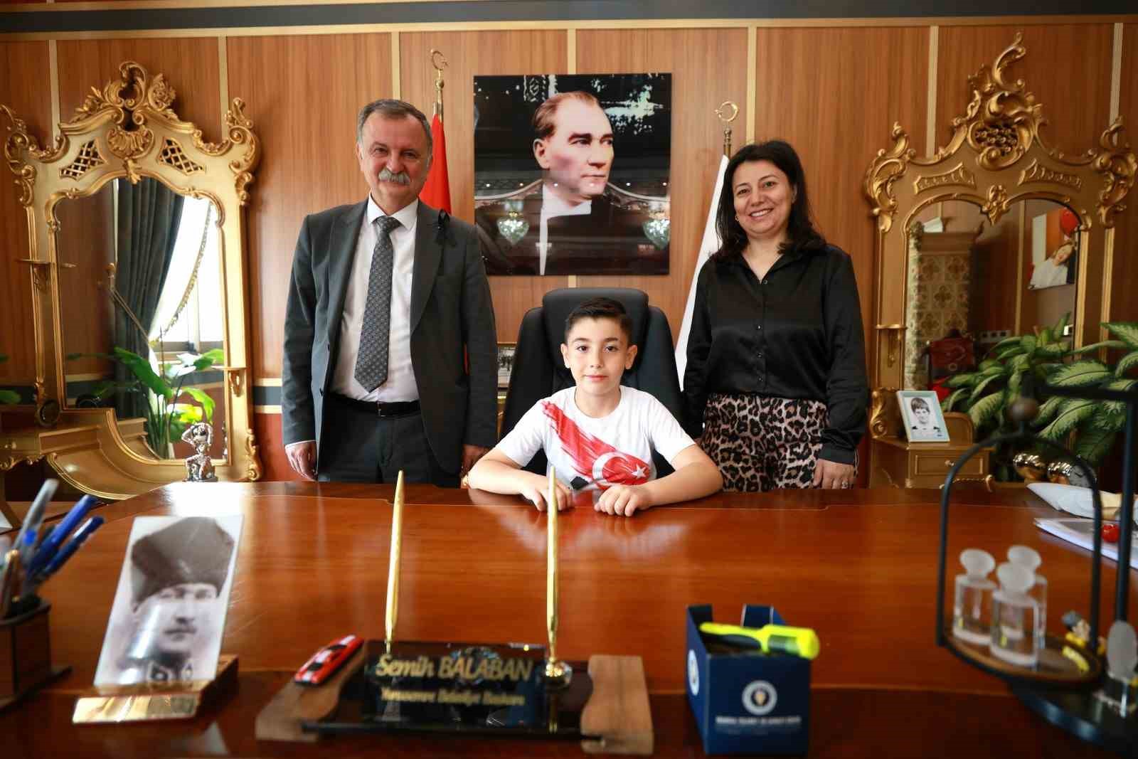 Başkan Balaban 23 Nisan’da koltuğunu çocuklara devretti
