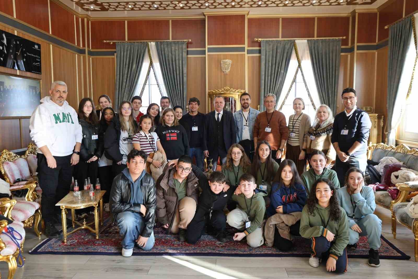 Başkan Balaban’dan öğrencilerin projesine destek
Başkan Balaban’dan öğrencilerin projesine destek