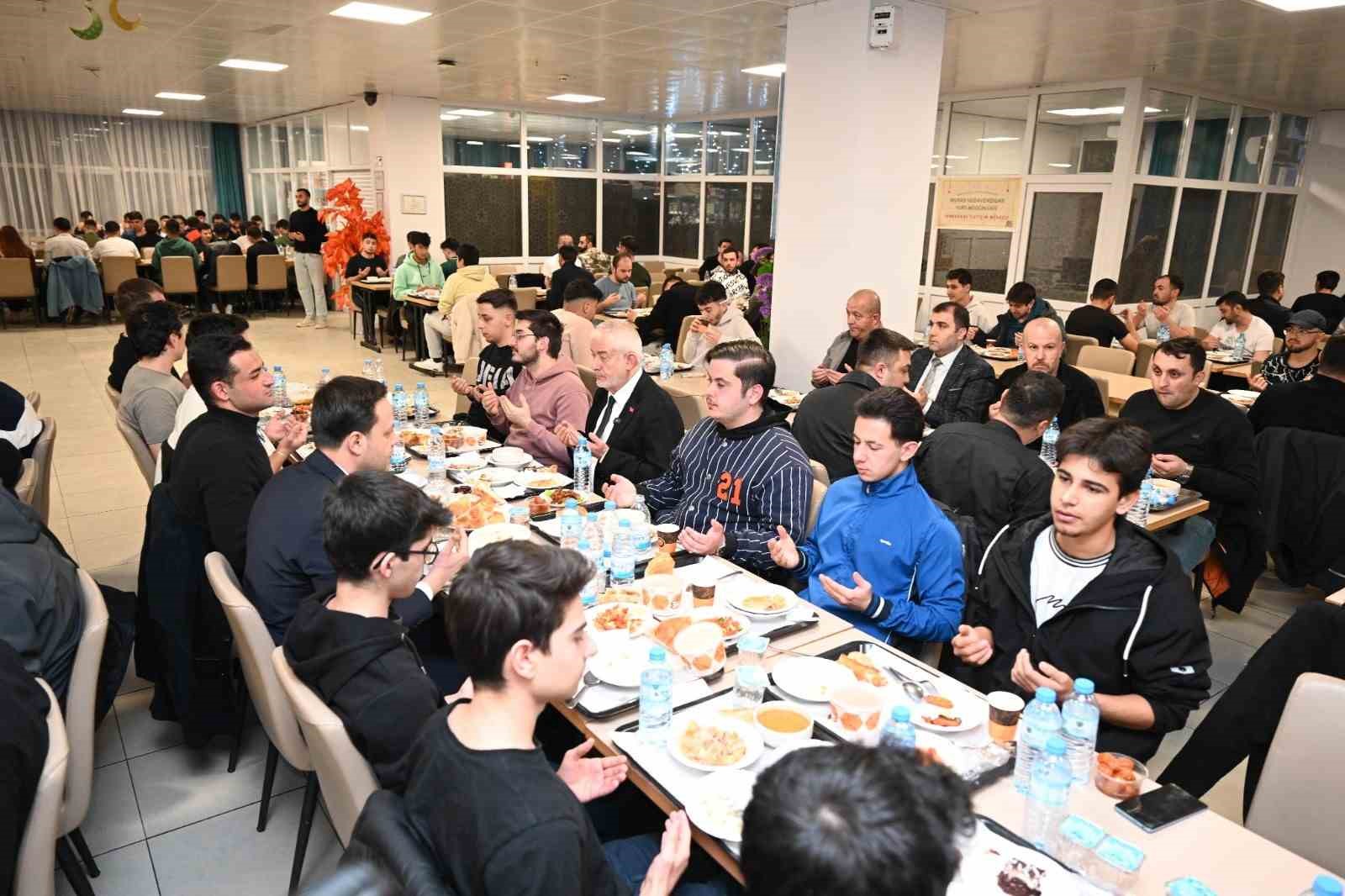 Başkan Başdeğirmen, KYK erkek yurdunda öğrencilerle iftar sofrasında buluştu
