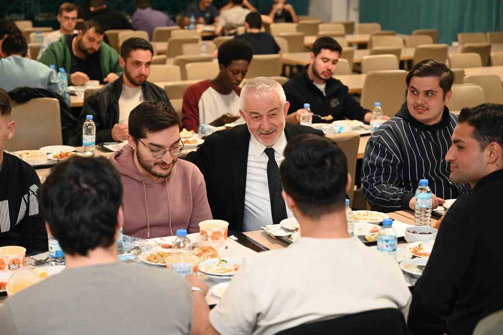Başkan Başdeğirmen, KYK erkek yurdunda öğrencilerle iftar sofrasında buluştu
