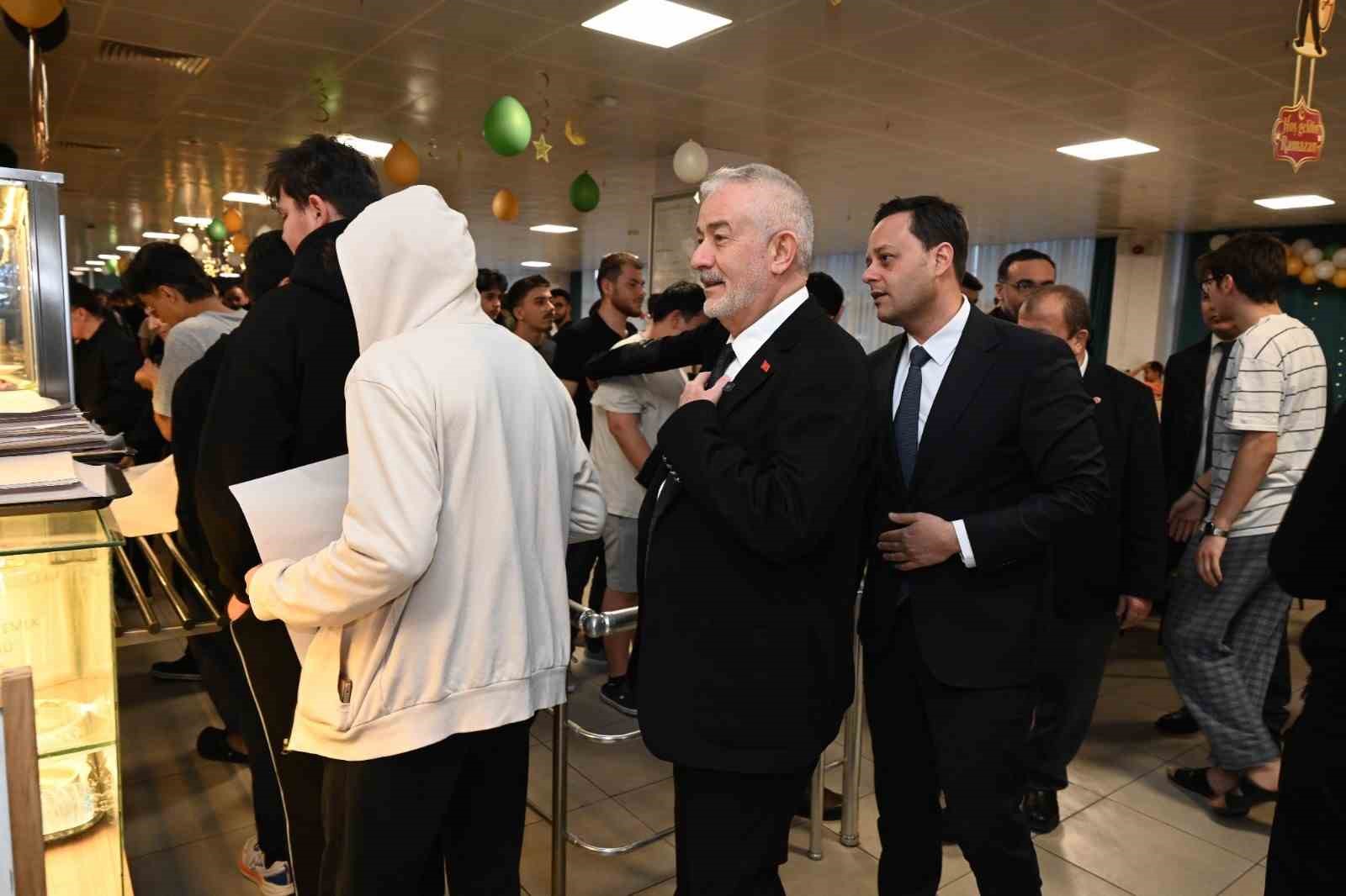 Başkan Başdeğirmen, KYK erkek yurdunda öğrencilerle iftar sofrasında buluştu
