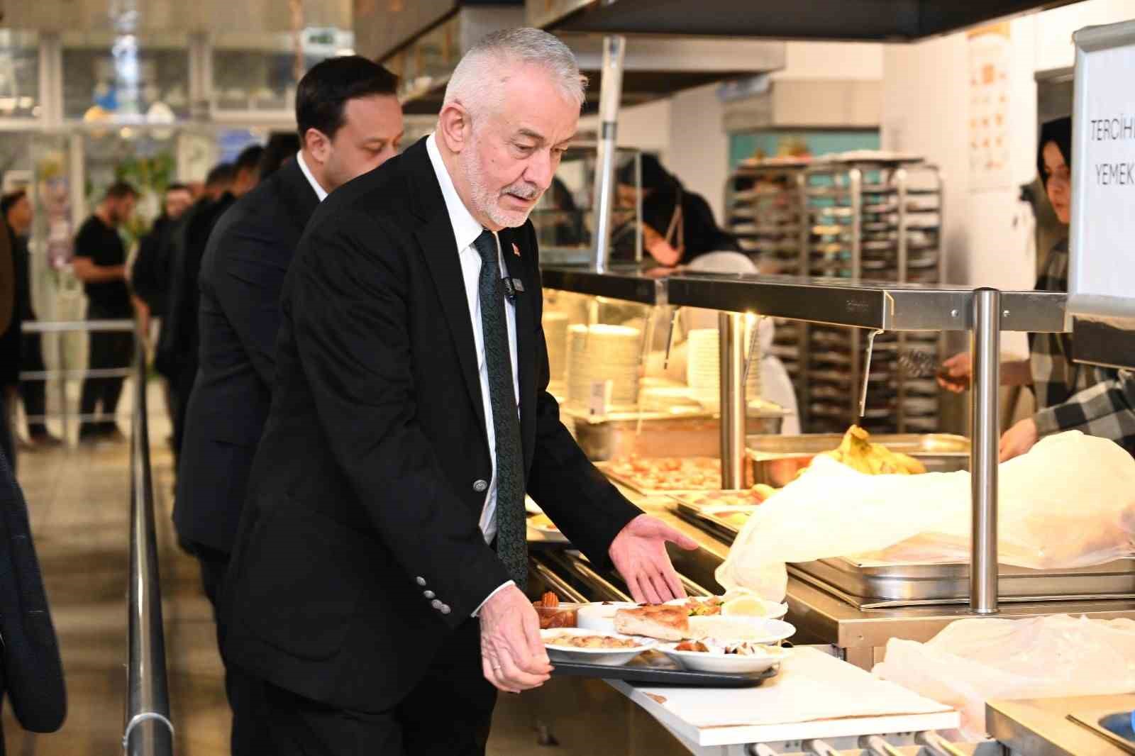 Başkan Başdeğirmen, KYK erkek yurdunda öğrencilerle iftar sofrasında buluştu
