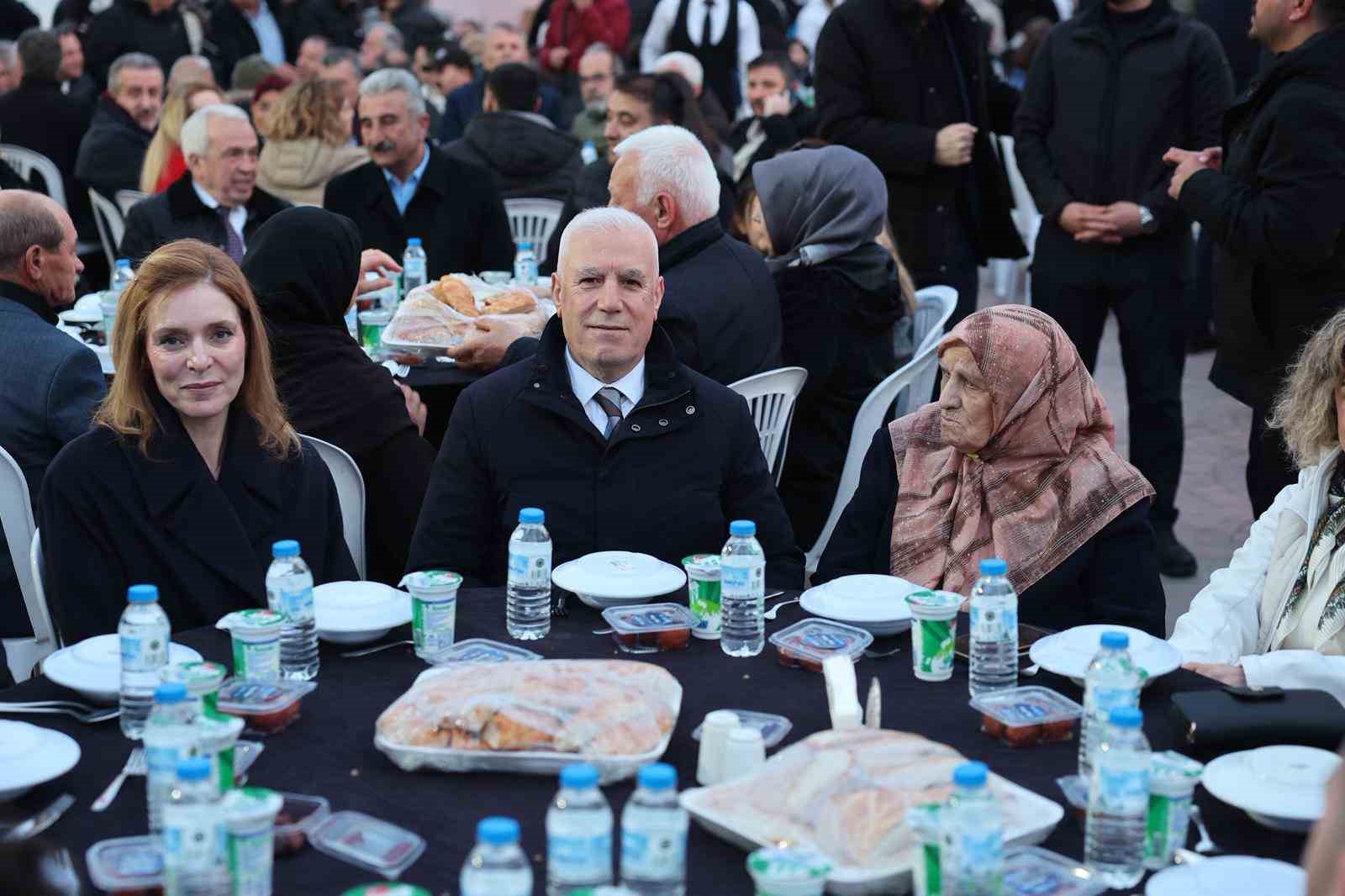 Başkan Bozbey kendi mahallesinde komşularıyla iftar yaptı
Başkan Bozbey kendi mahallesinde komşularıyla iftar yaptı