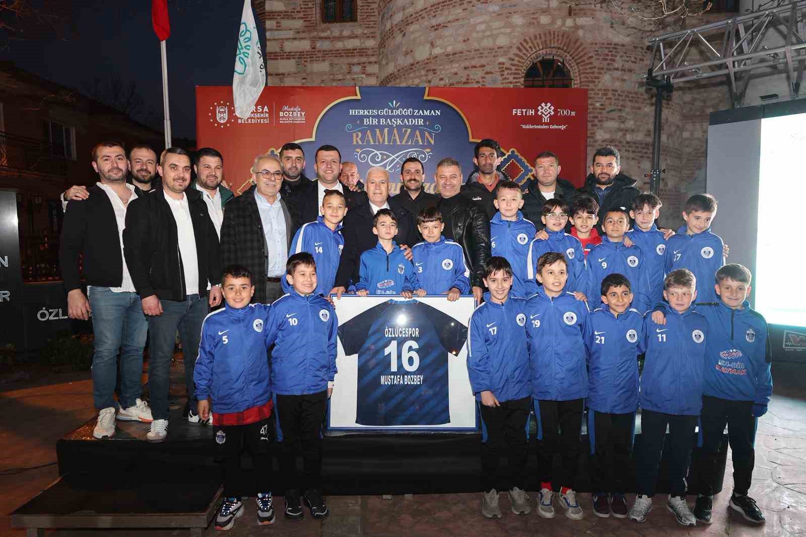 Başkan Bozbey kendi mahallesinde komşularıyla iftar yaptı
Başkan Bozbey kendi mahallesinde komşularıyla iftar yaptı