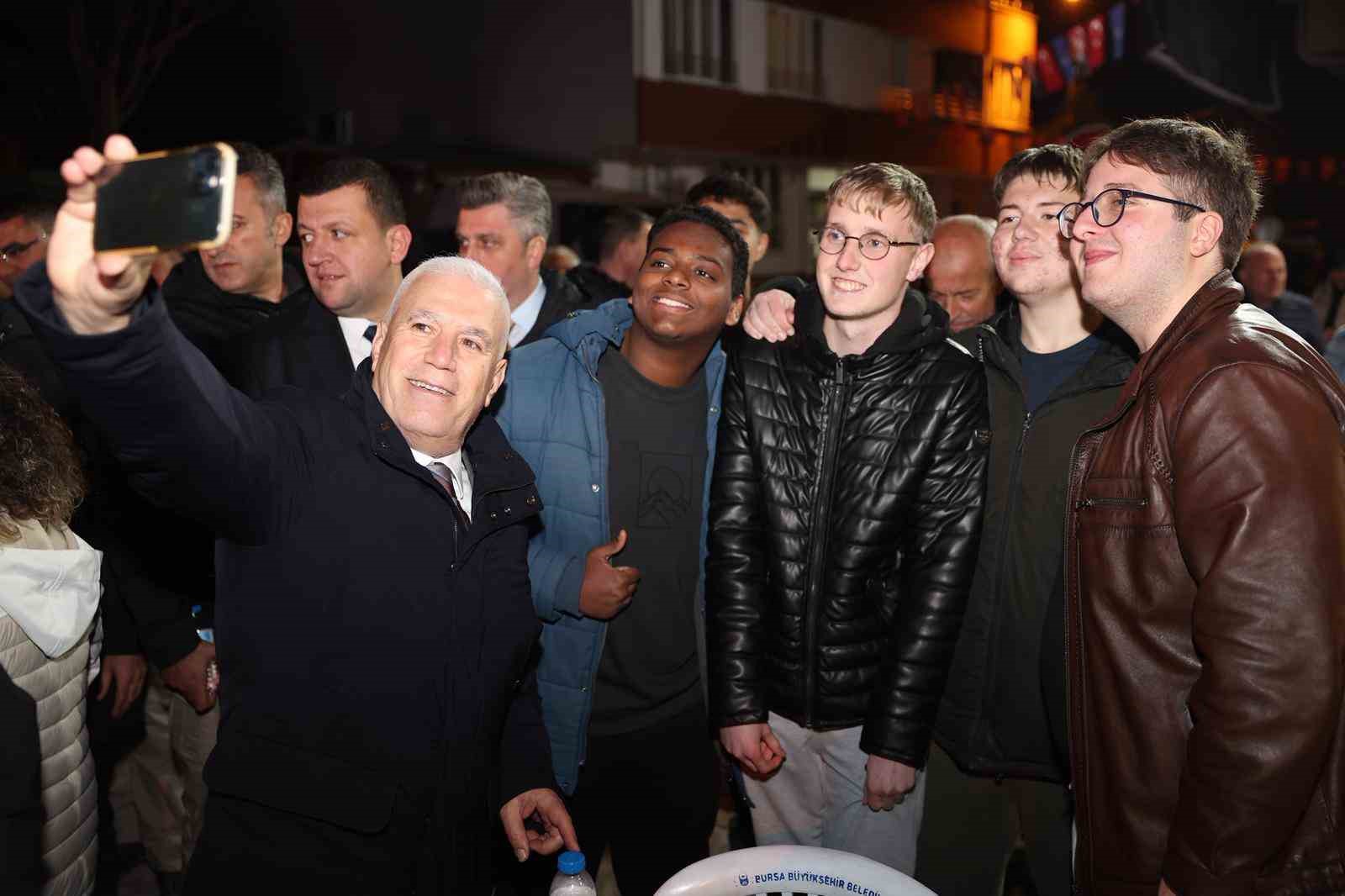 Başkan Bozbey kendi mahallesinde komşularıyla iftar yaptı
Başkan Bozbey kendi mahallesinde komşularıyla iftar yaptı