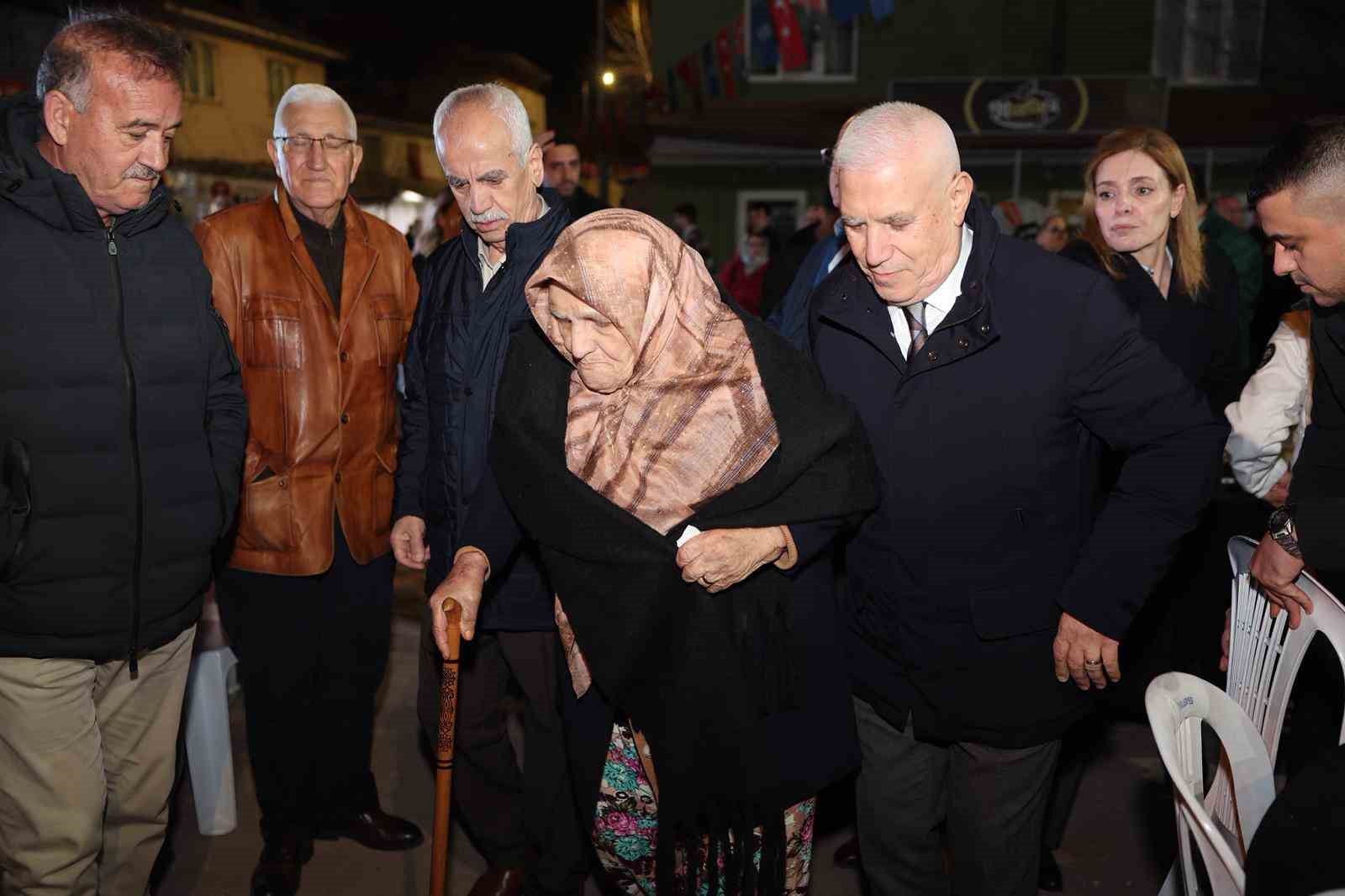 Başkan Bozbey kendi mahallesinde komşularıyla iftar yaptı
Başkan Bozbey kendi mahallesinde komşularıyla iftar yaptı