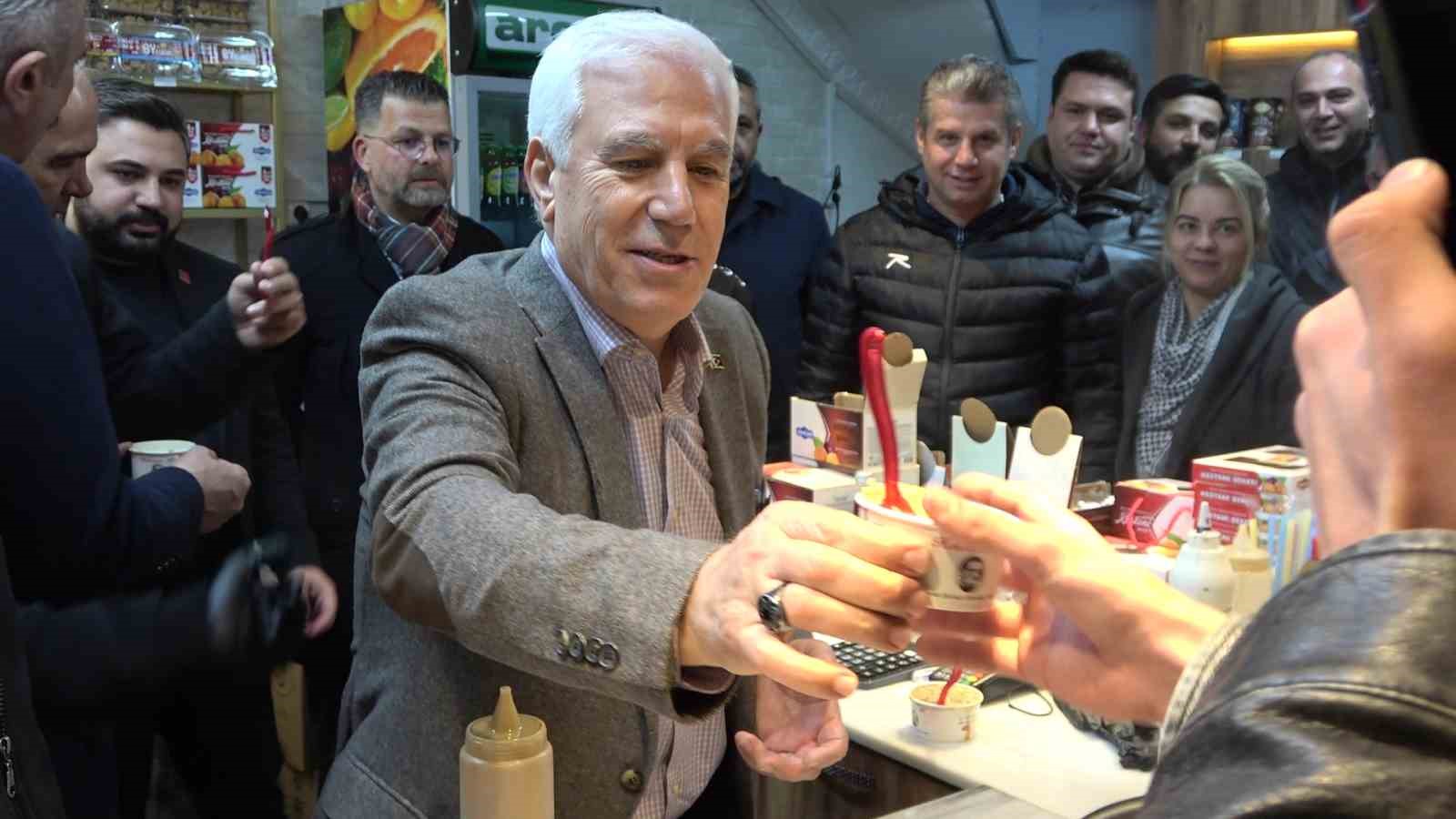 Başkan Bozbey sahurda vatandaşlarla buluştu, tarihi fırınlarda tahinli pide ve simit dağıttı
Başkan Bozbey sahurda vatandaşlarla buluştu, tarihi fırınlarda tahinli pide ve simit dağıttı