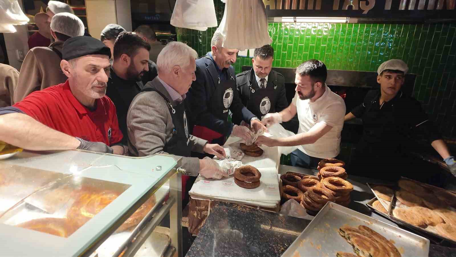 Başkan Bozbey sahurda vatandaşlarla buluştu, tarihi fırınlarda tahinli pide ve simit dağıttı
Başkan Bozbey sahurda vatandaşlarla buluştu, tarihi fırınlarda tahinli pide ve simit dağıttı