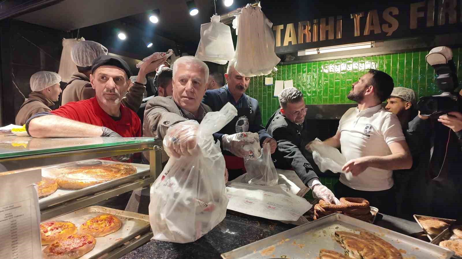 Başkan Bozbey sahurda vatandaşlarla buluştu, tarihi fırınlarda tahinli pide ve simit dağıttı
Başkan Bozbey sahurda vatandaşlarla buluştu, tarihi fırınlarda tahinli pide ve simit dağıttı