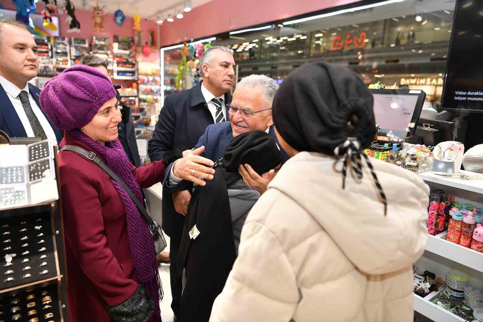 Başkan Büuyükkılıç, AVM’de esnaf ve vatandaşlarla buluştu
