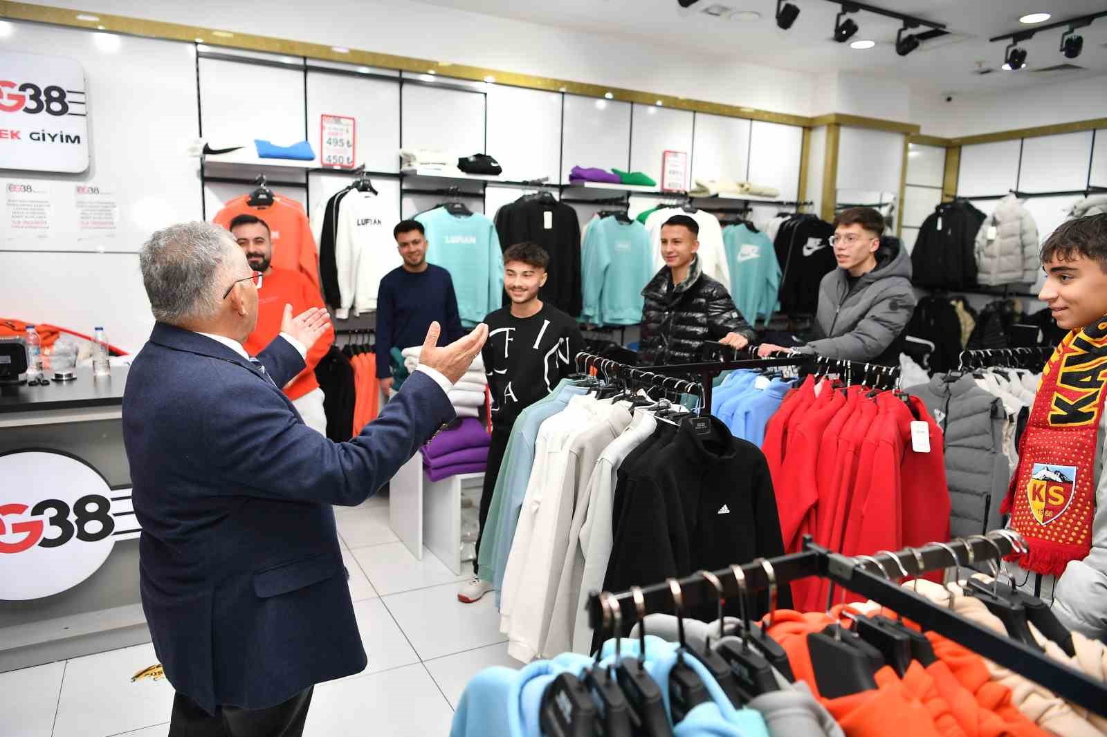 Başkan Büuyükkılıç, AVM’de esnaf ve vatandaşlarla buluştu
