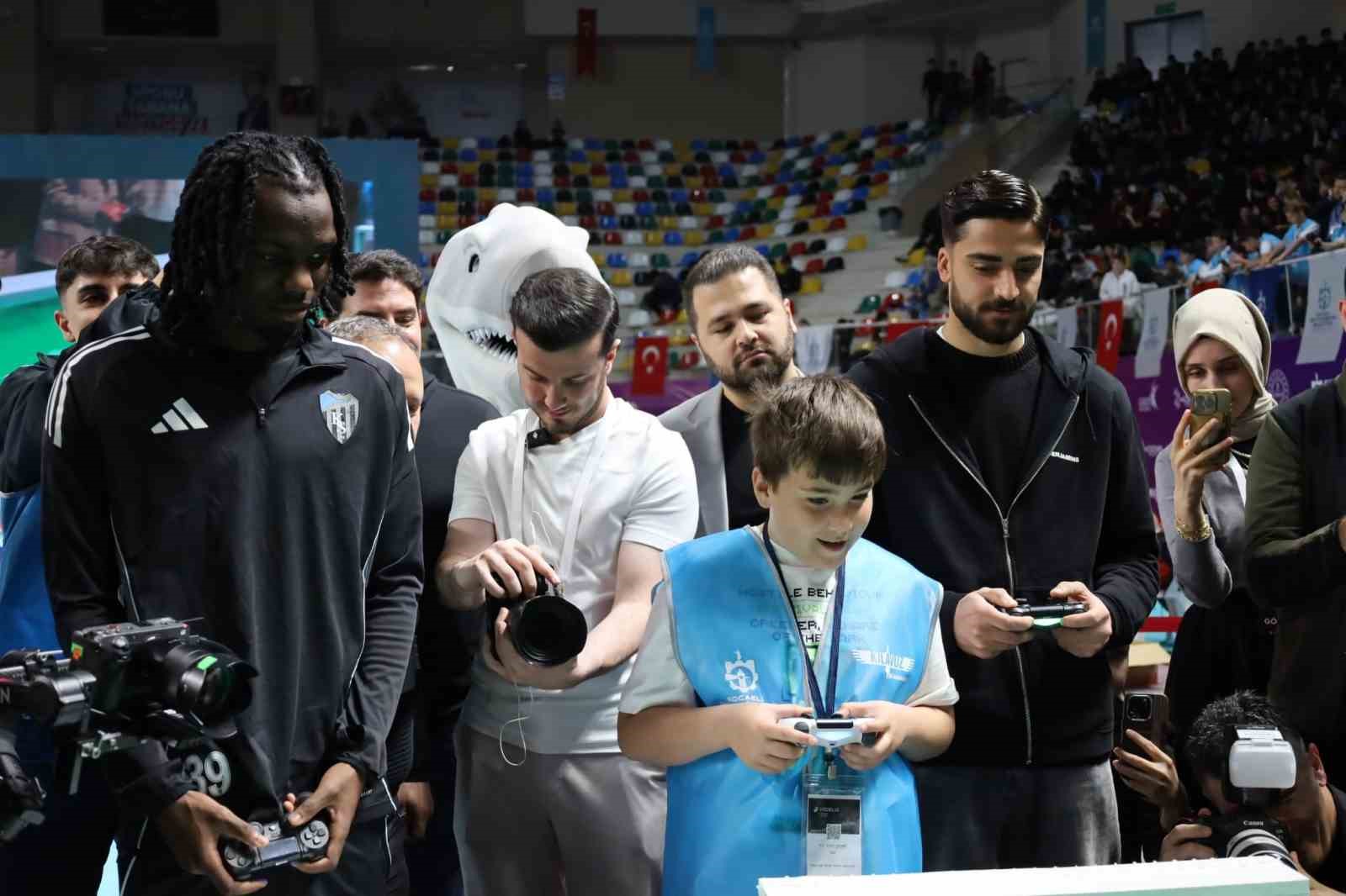 Başkan Büyükakın ve Kocaelisporlu futbolcular "robot futbolu" oynadı
